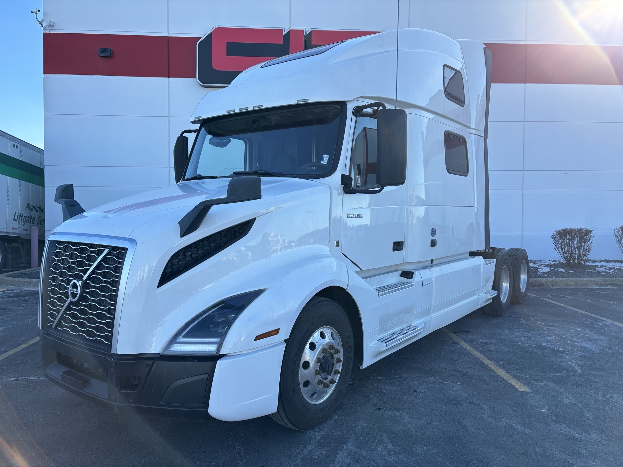 2022 VOLVO VNL860 - image 1 of 6