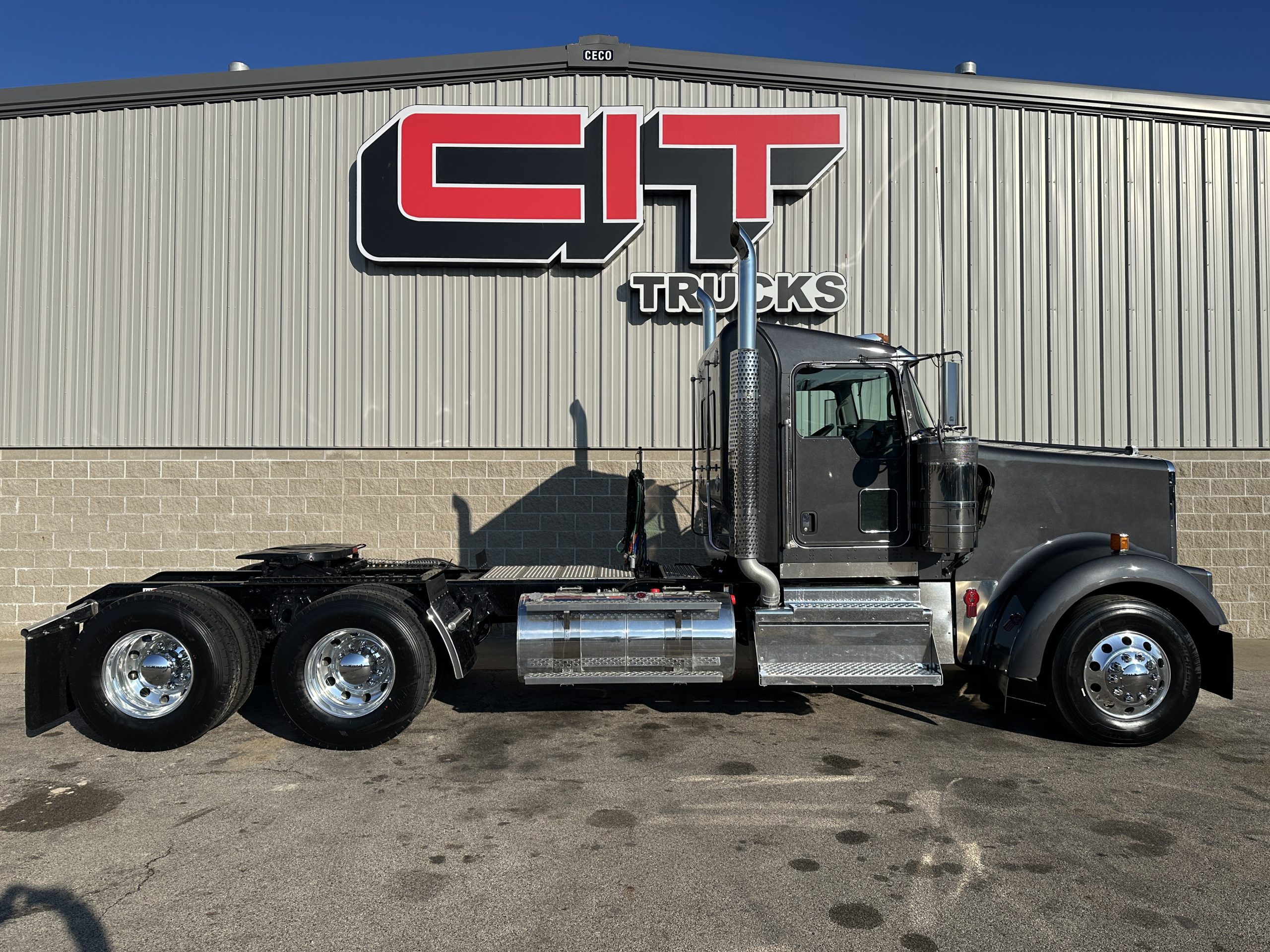 2025 KENWORTH W900L - image 4 of 6