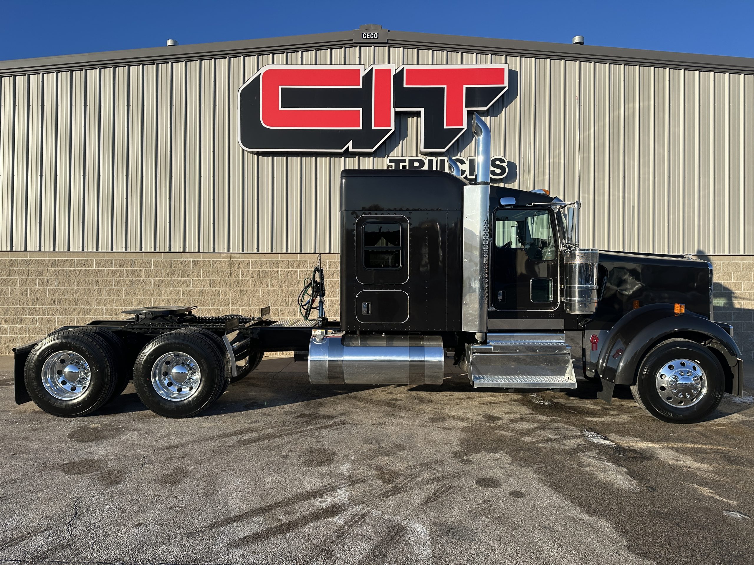 2025 KENWORTH W900L - image 4 of 6