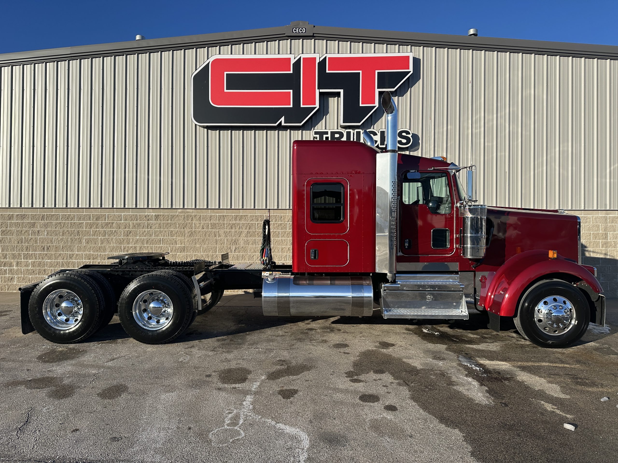 2025 KENWORTH W900L - image 4 of 6