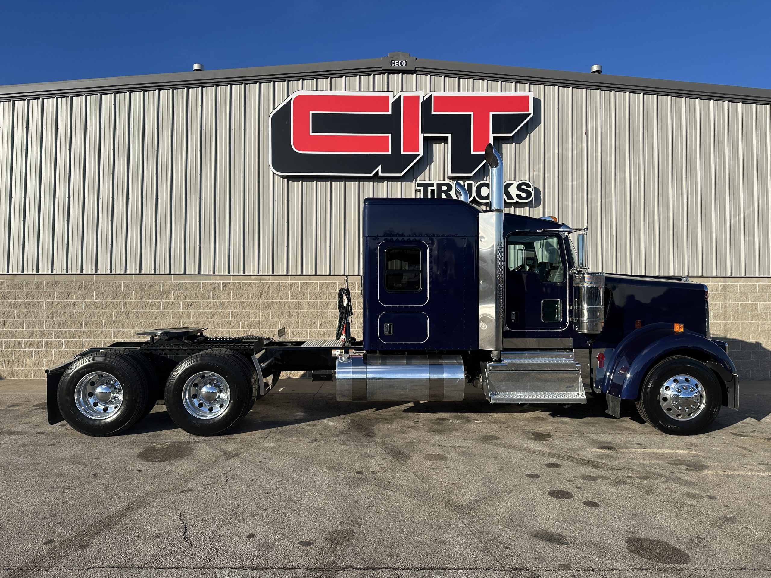 2025 KENWORTH W900L - image 4 of 6