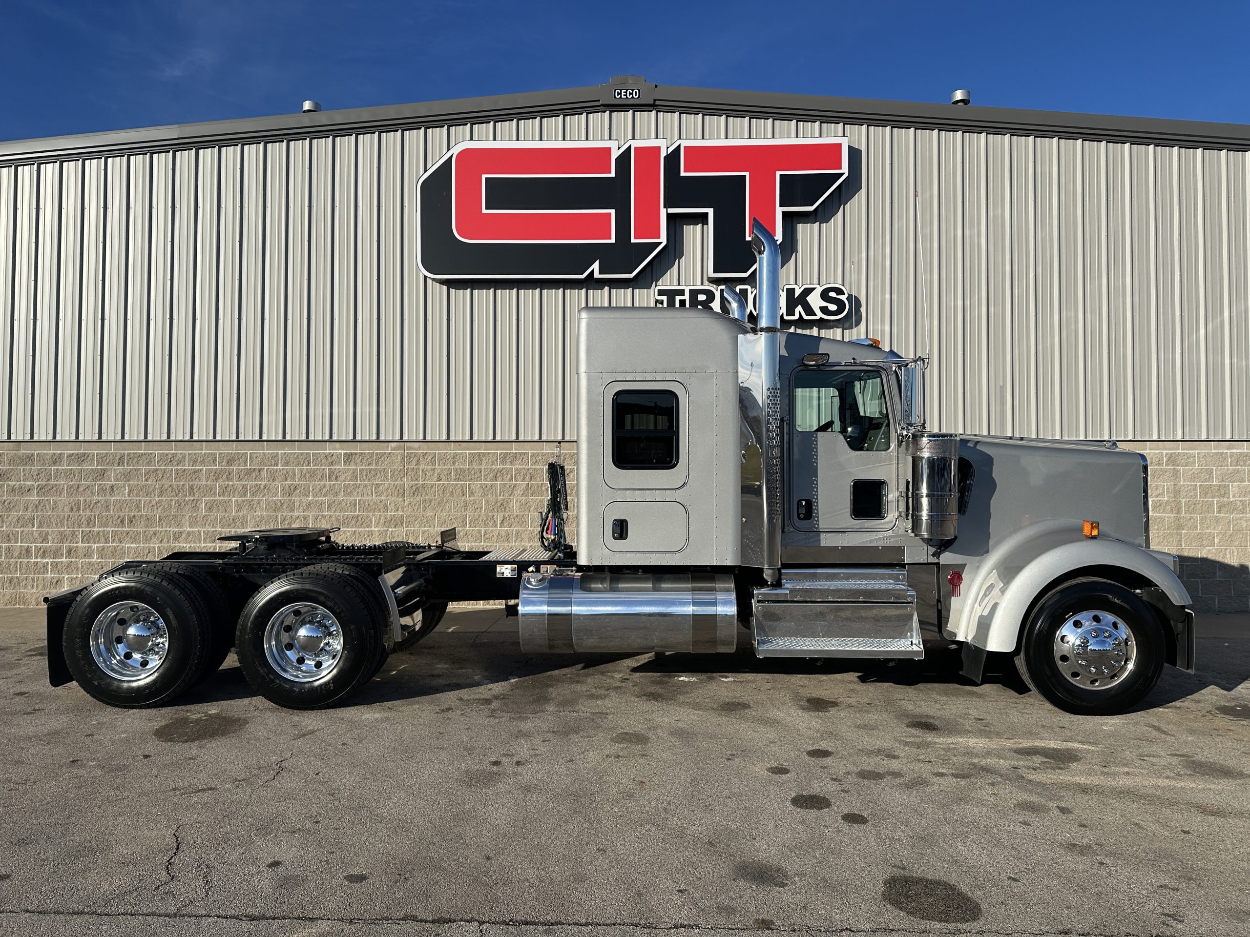 2025 KENWORTH W900L - image 4 of 6