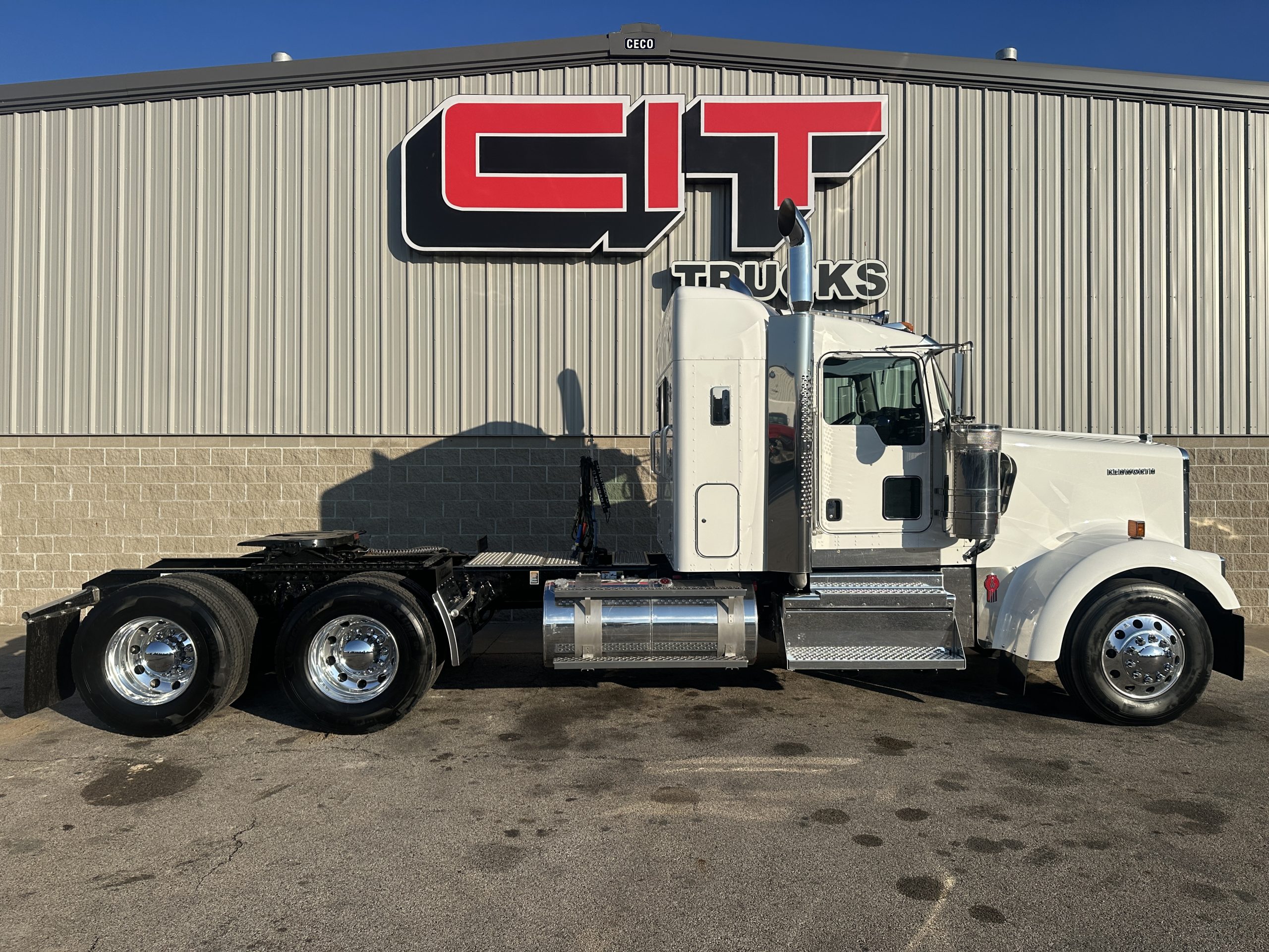 2025 KENWORTH W900L - image 4 of 6