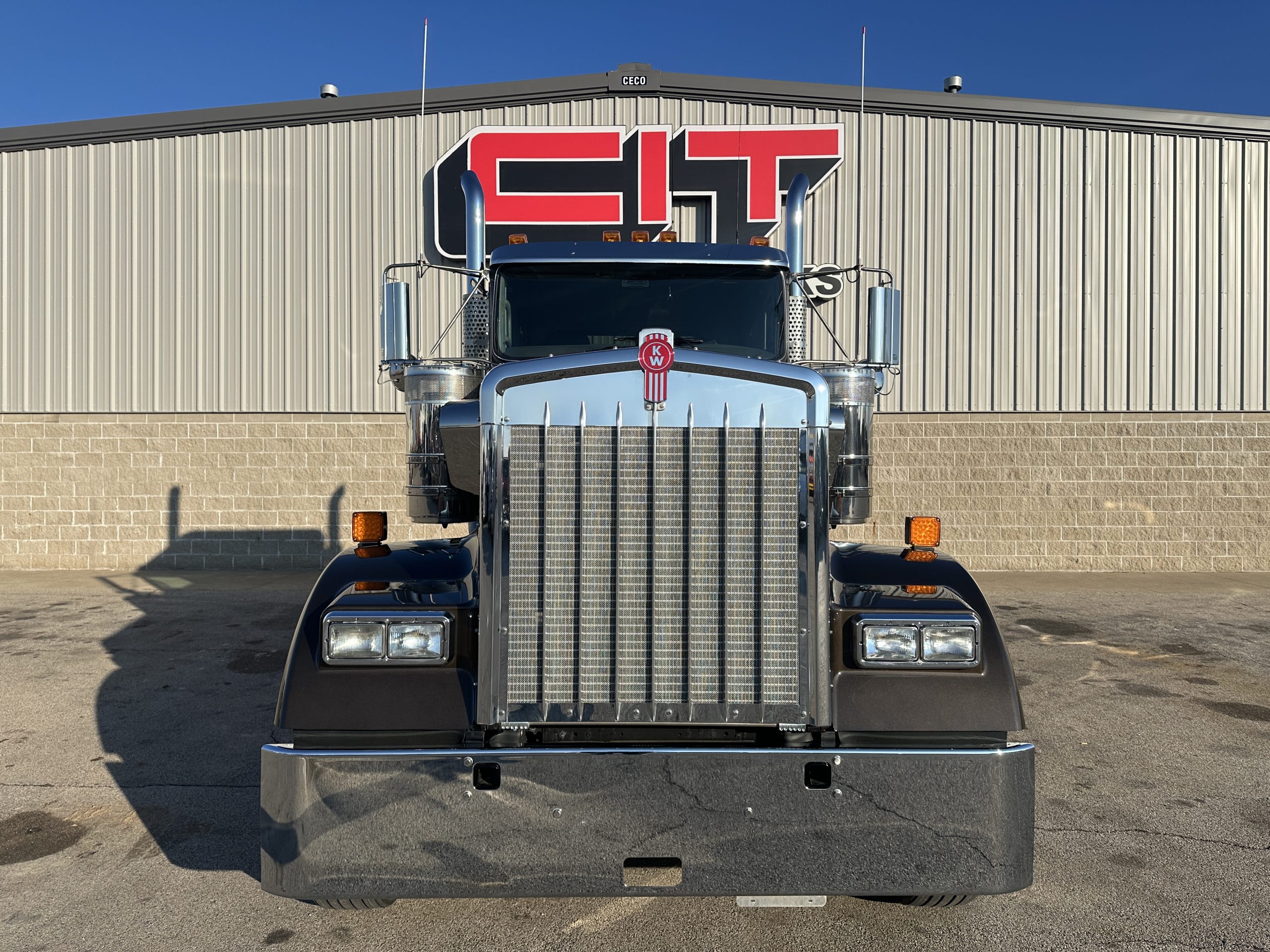 2025 KENWORTH W900L - image 2 of 6