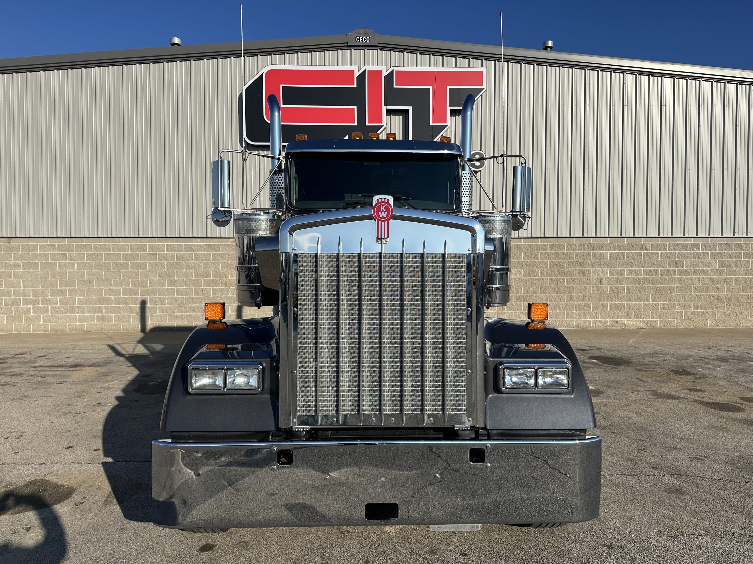 2025 KENWORTH W900L - image 2 of 6