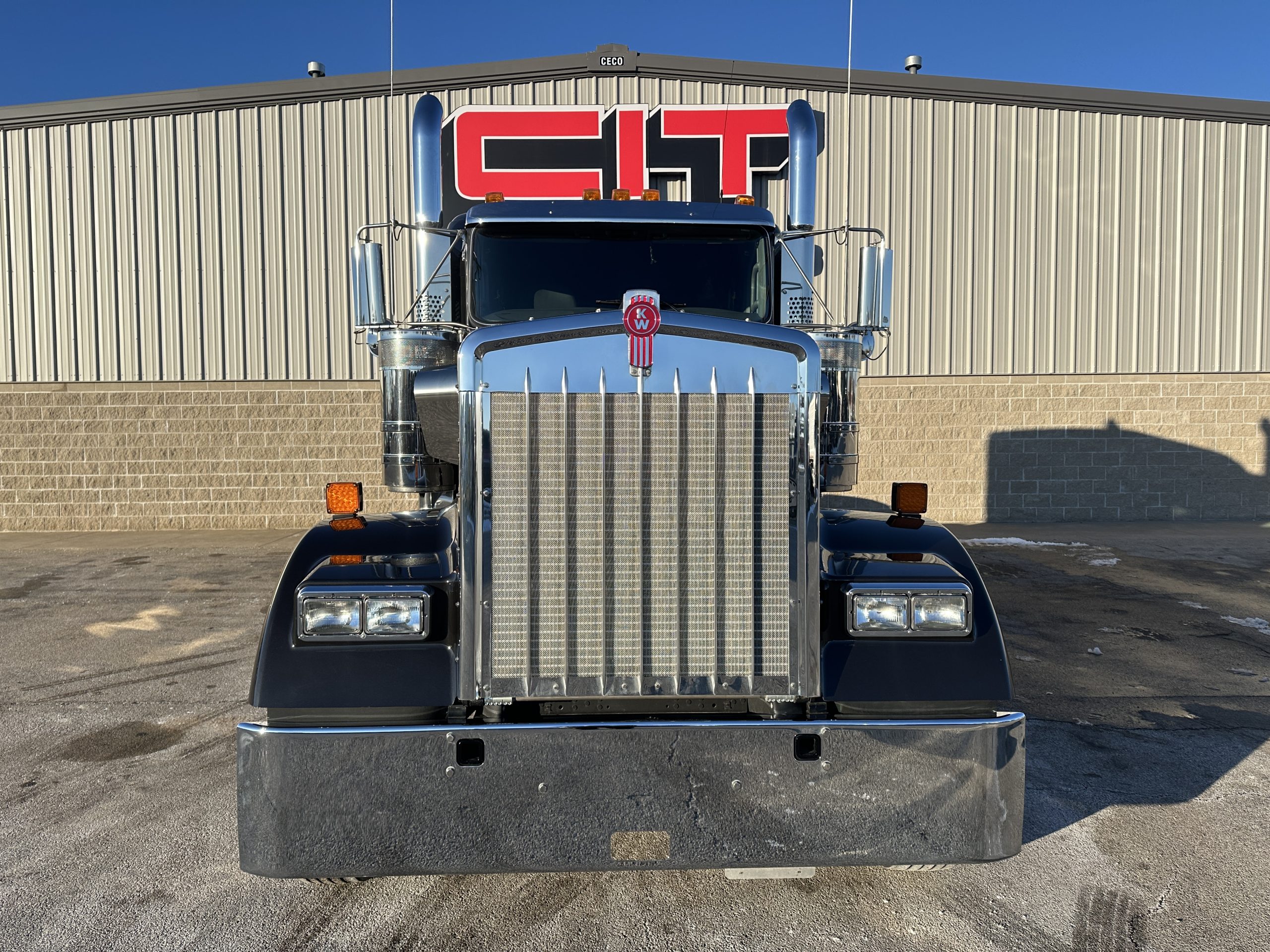 2025 KENWORTH W900L - image 2 of 6