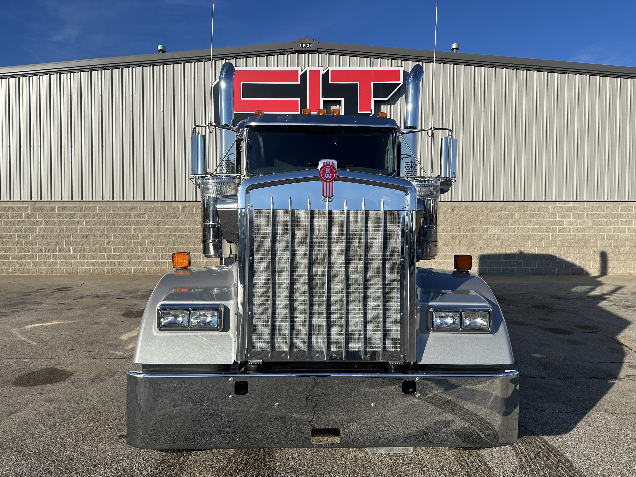 2025 KENWORTH W900L - image 2 of 6