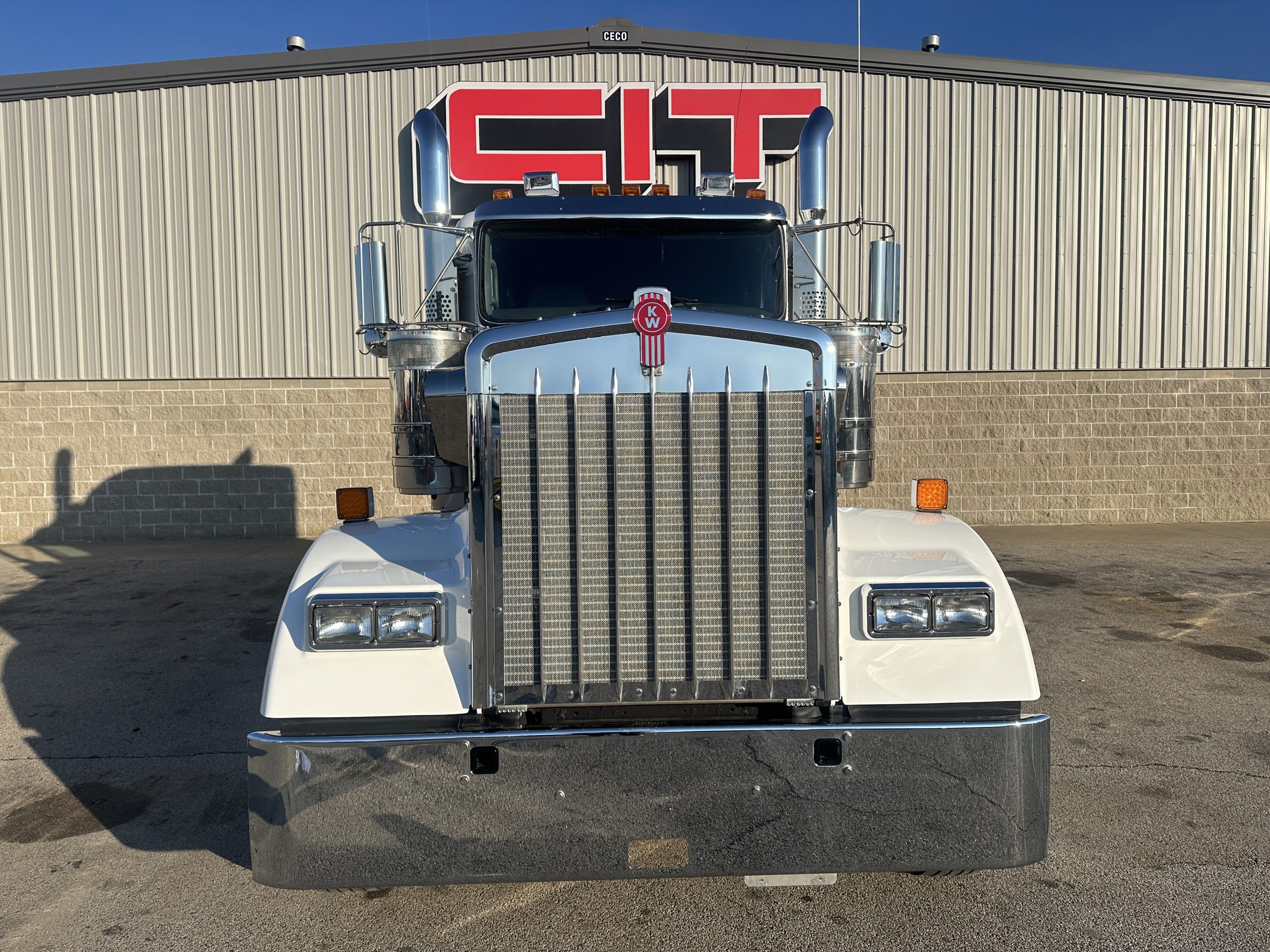 2025 KENWORTH W900L - image 2 of 6