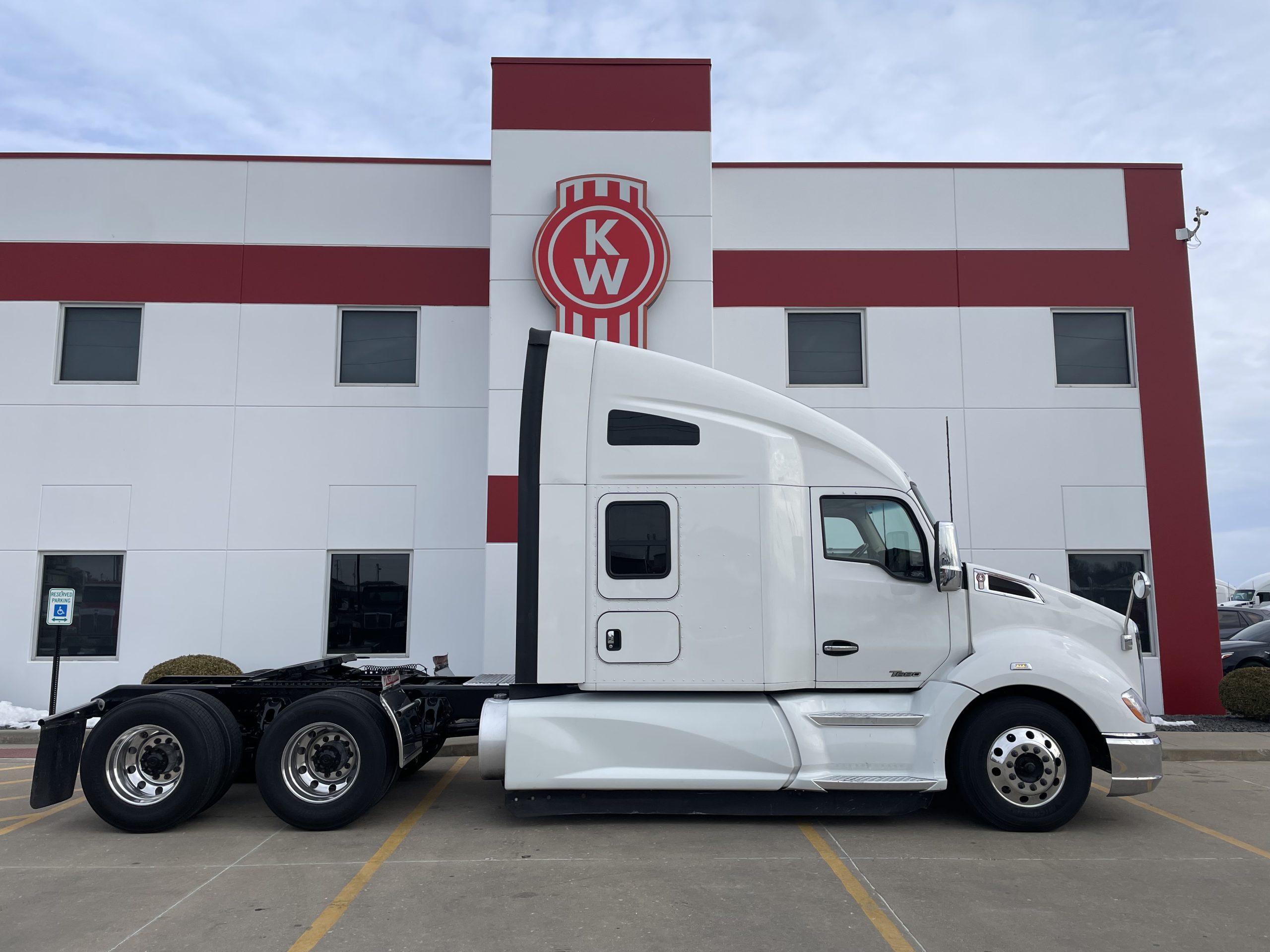 2022 KENWORTH T680 - image 4 of 6