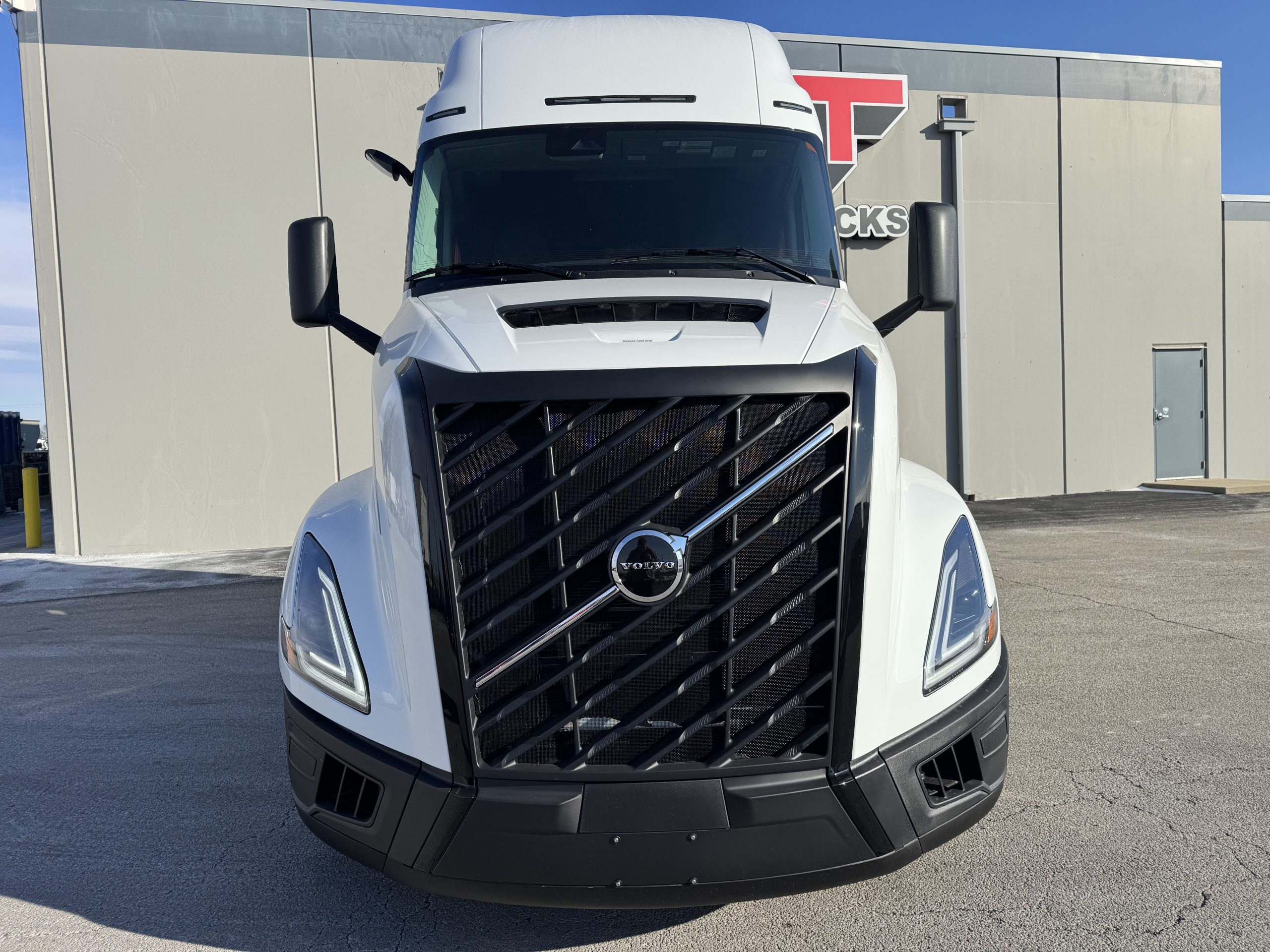 2025 VOLVO VNL660 - image 2 of 6