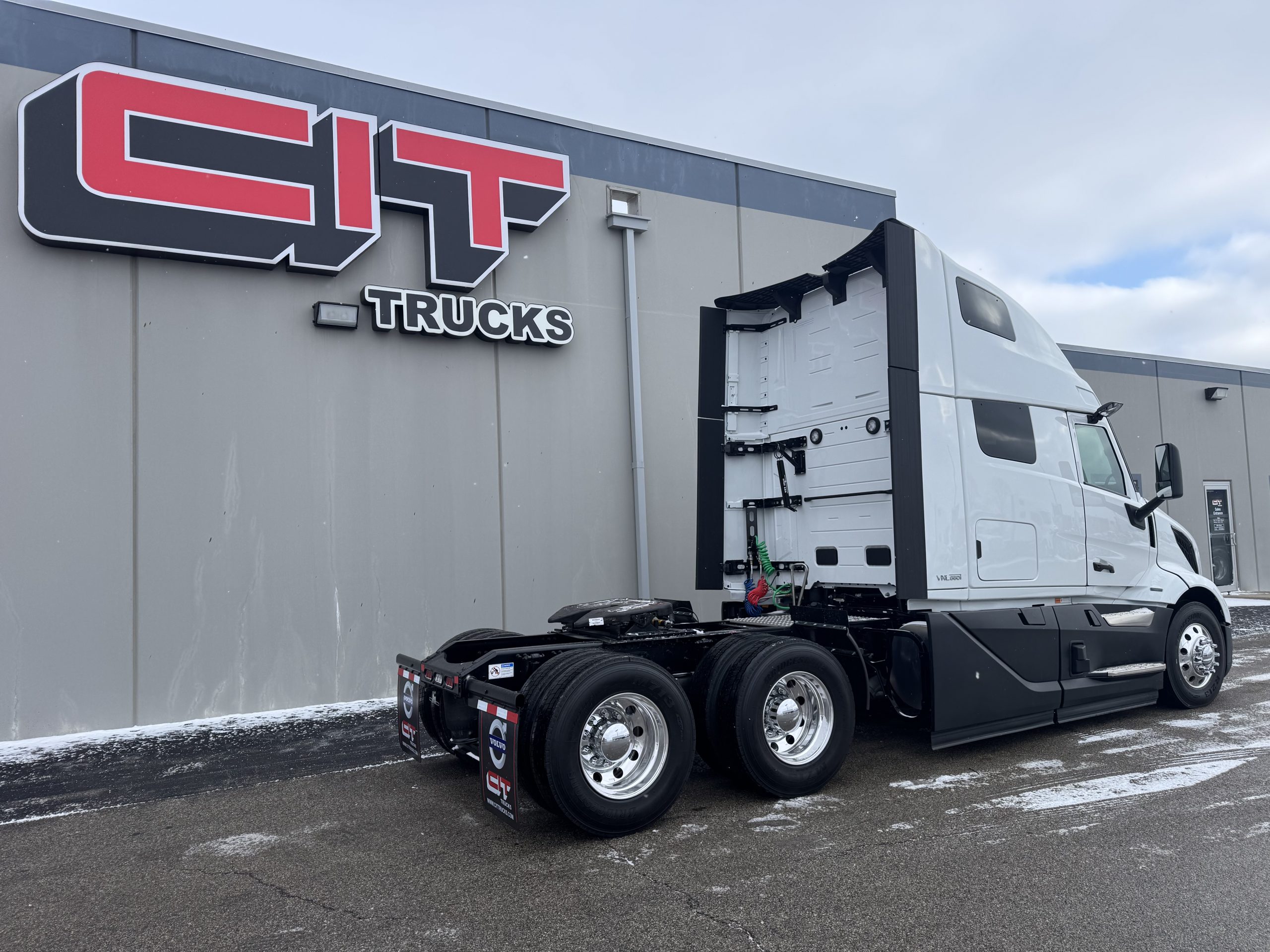 2025 VOLVO VNL660 - image 6 of 6