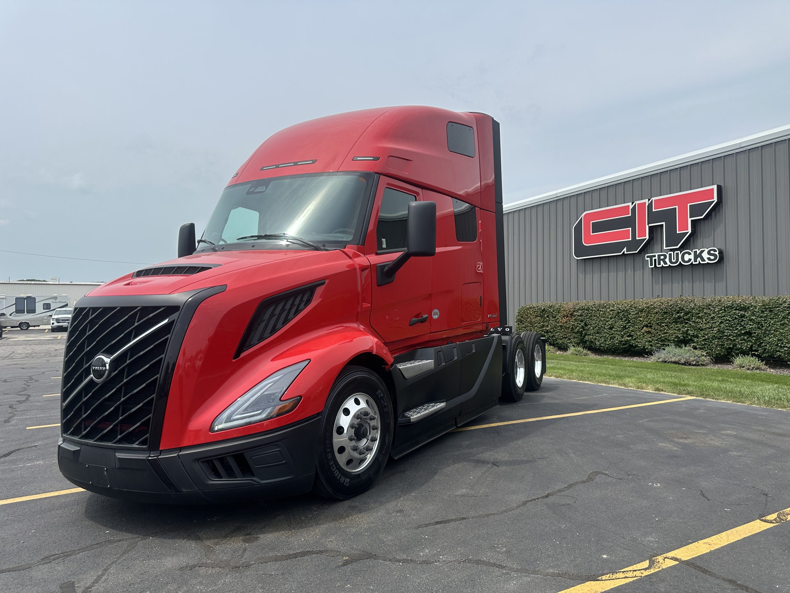 2025 VOLVO VNL660 - image 1 of 6