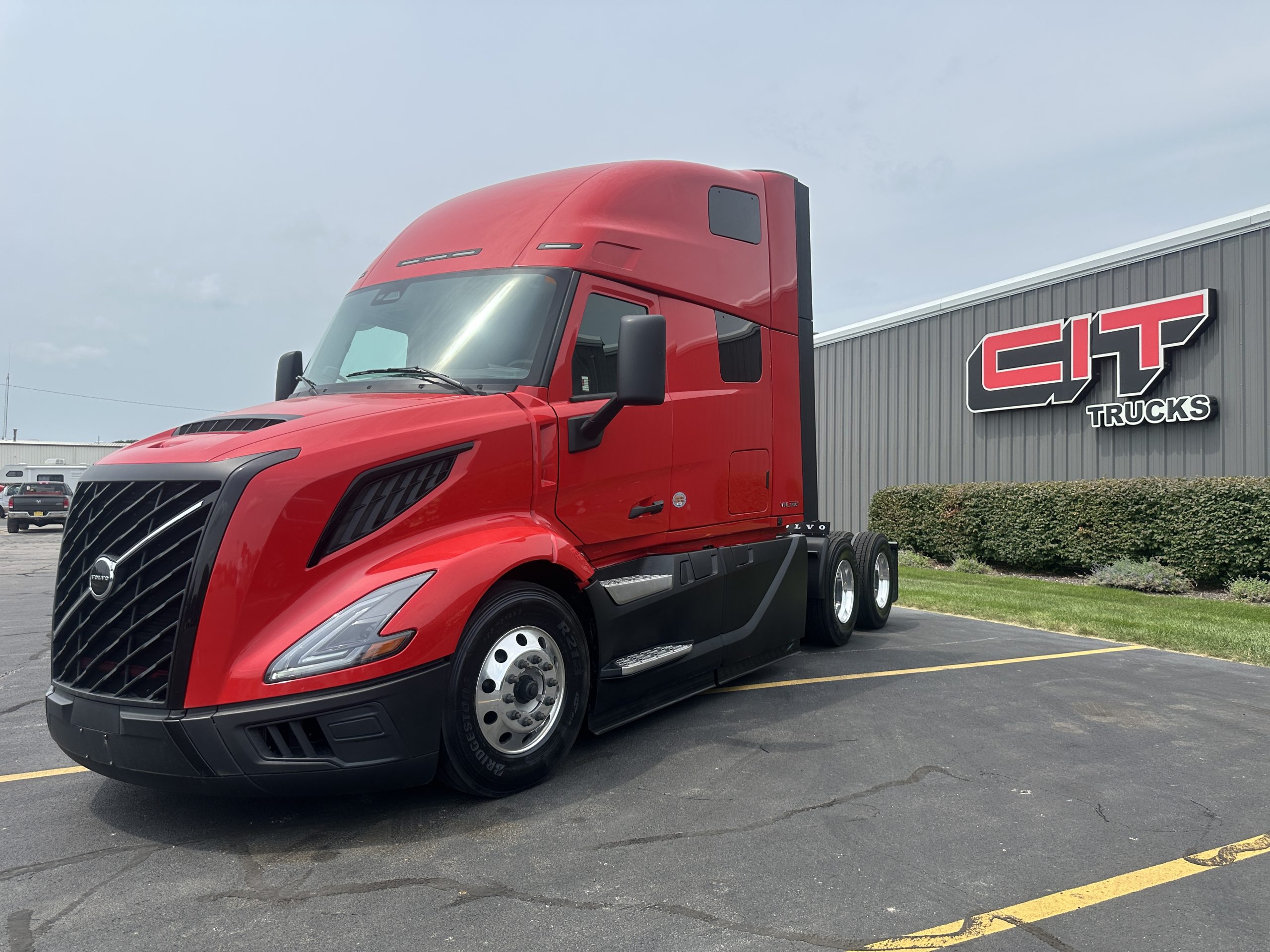 2025 VOLVO VNL660 - image 2 of 6