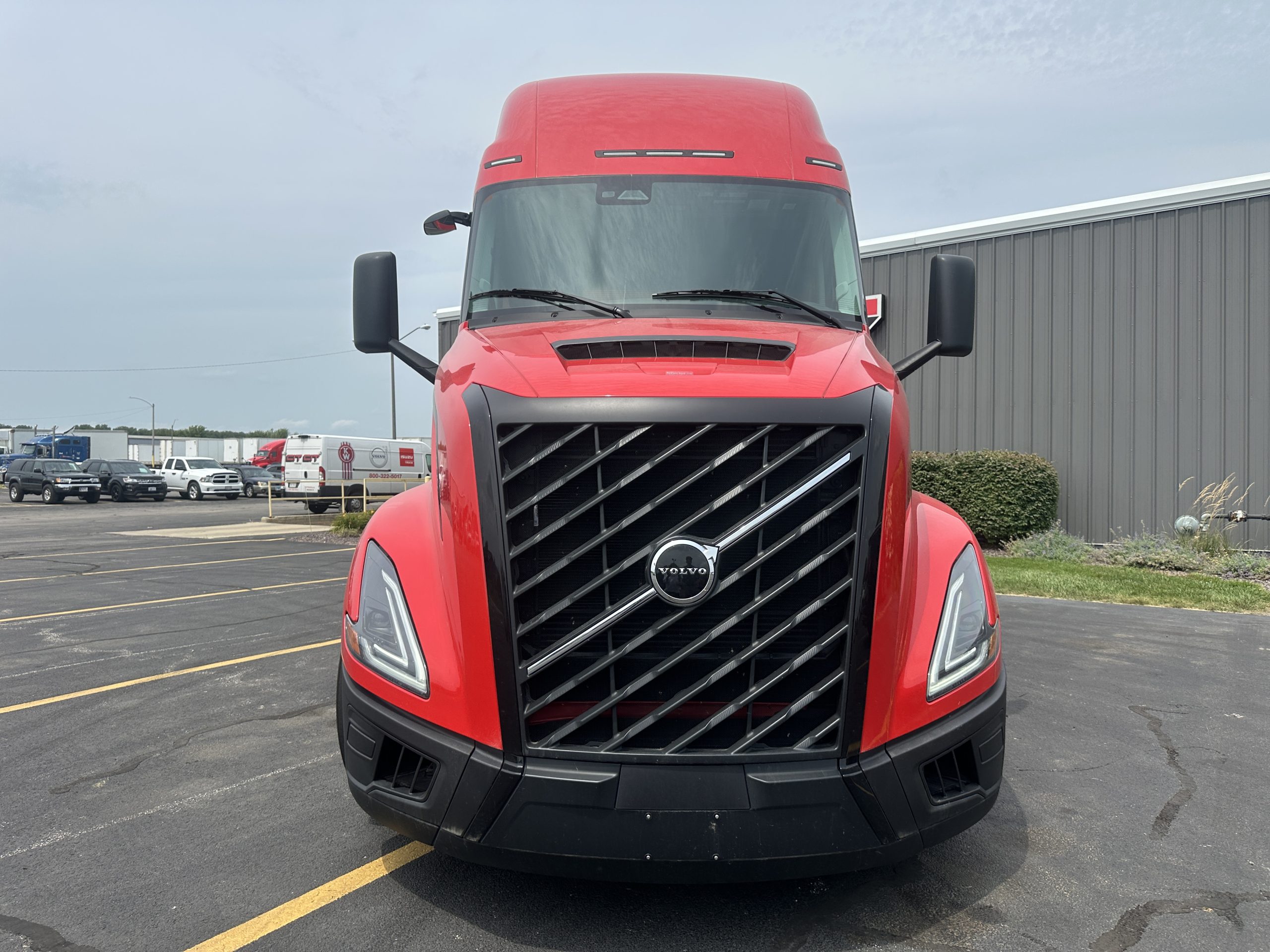 2025 VOLVO VNL660 - image 3 of 6