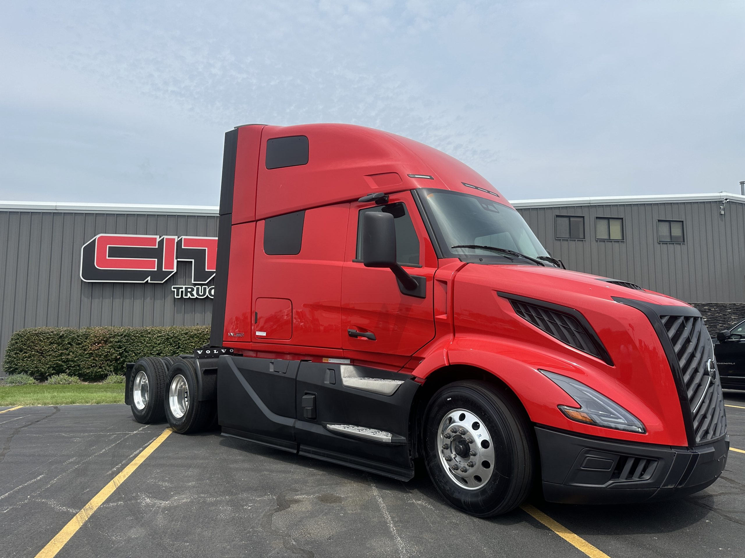 2025 VOLVO VNL660 - image 4 of 6
