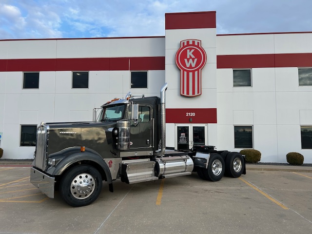 2025 KENWORTH W900L - image 1 of 6