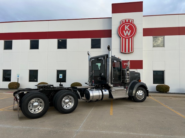 2025 KENWORTH W900L - image 5 of 6