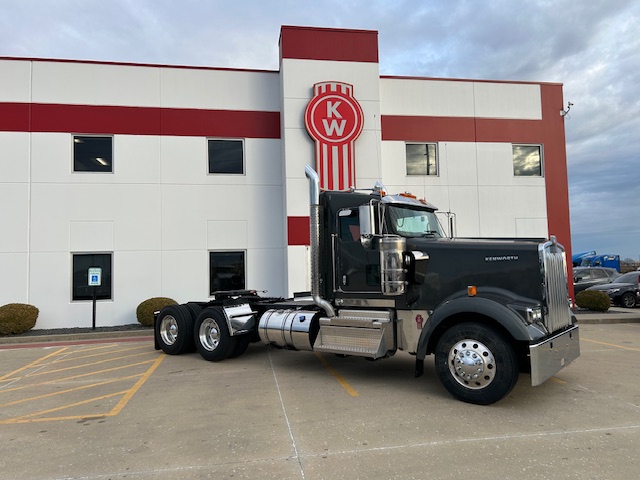 2025 KENWORTH W900L - image 3 of 6