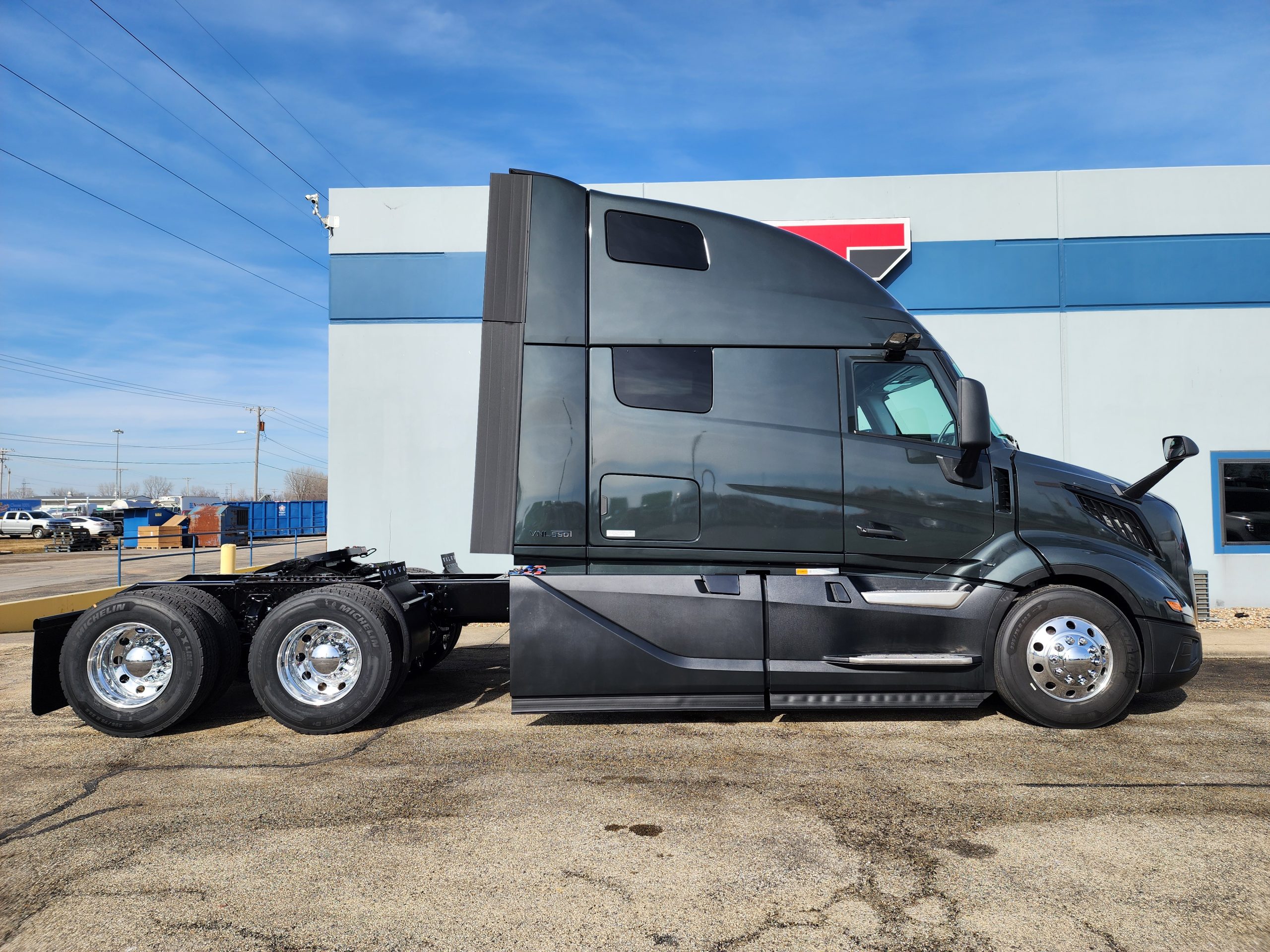 2026 VOLVO VNL860 - image 4 of 6