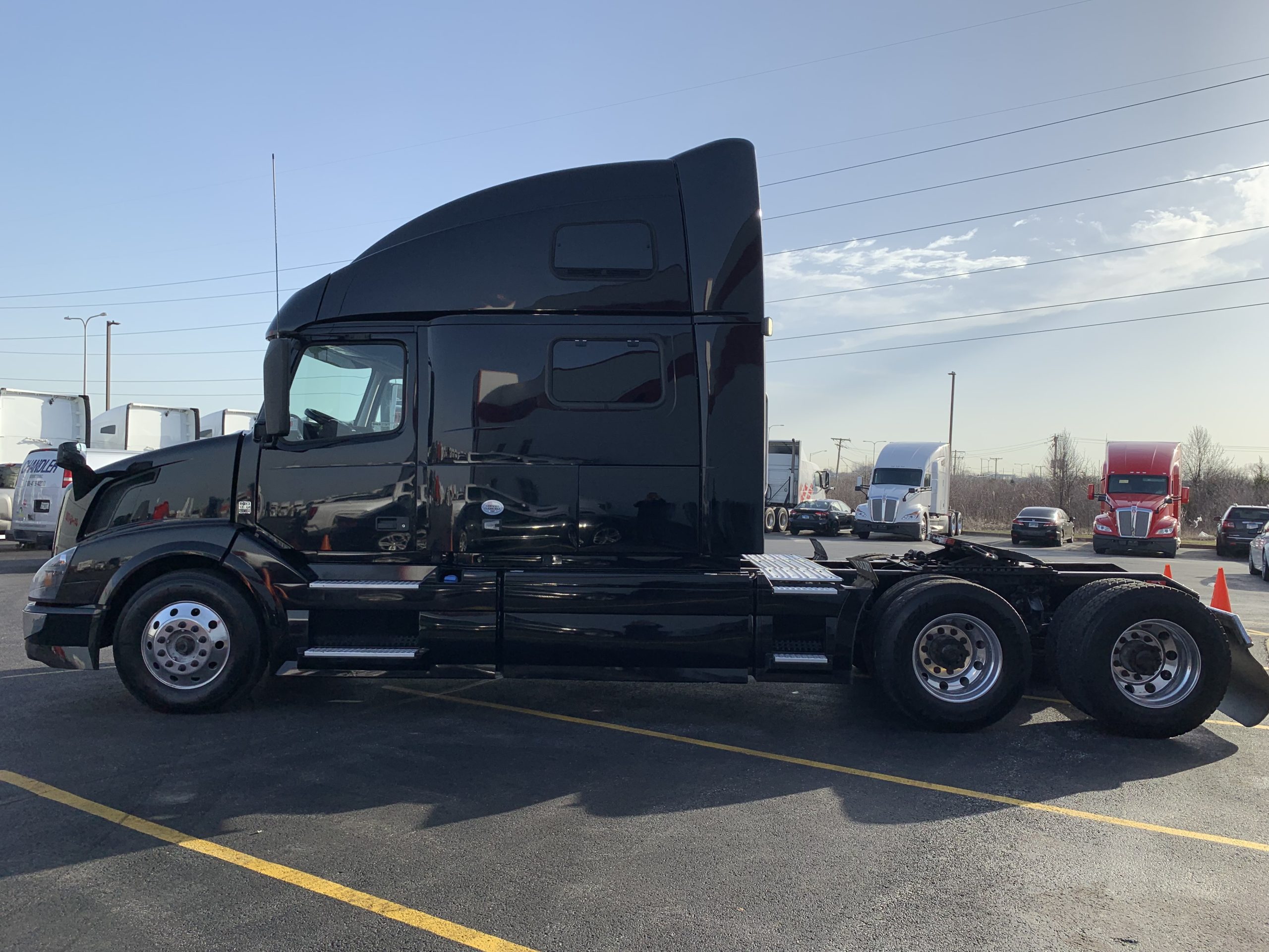 2018 VOLVO VNL780 - image 2 of 6