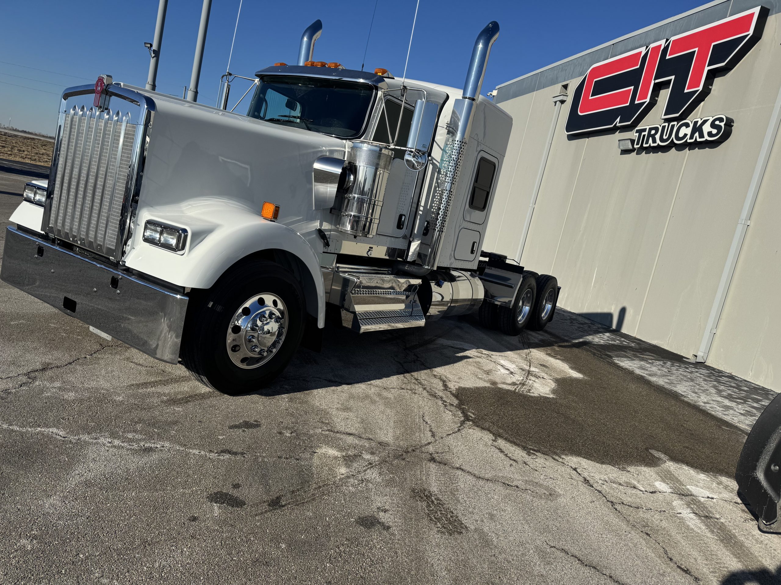 2026 KENWORTH W900L - image 2 of 6