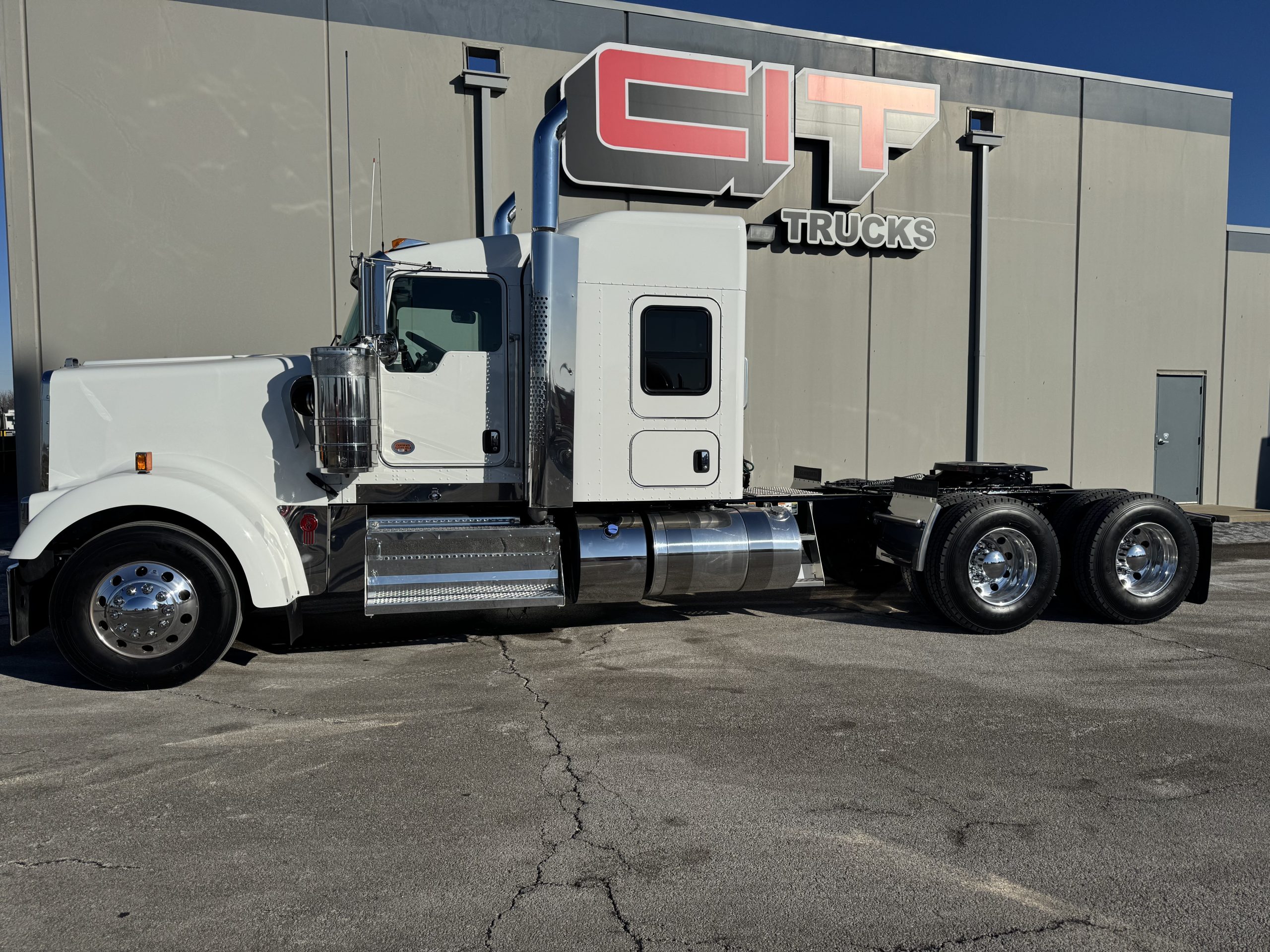 2026 KENWORTH W900L - image 3 of 6