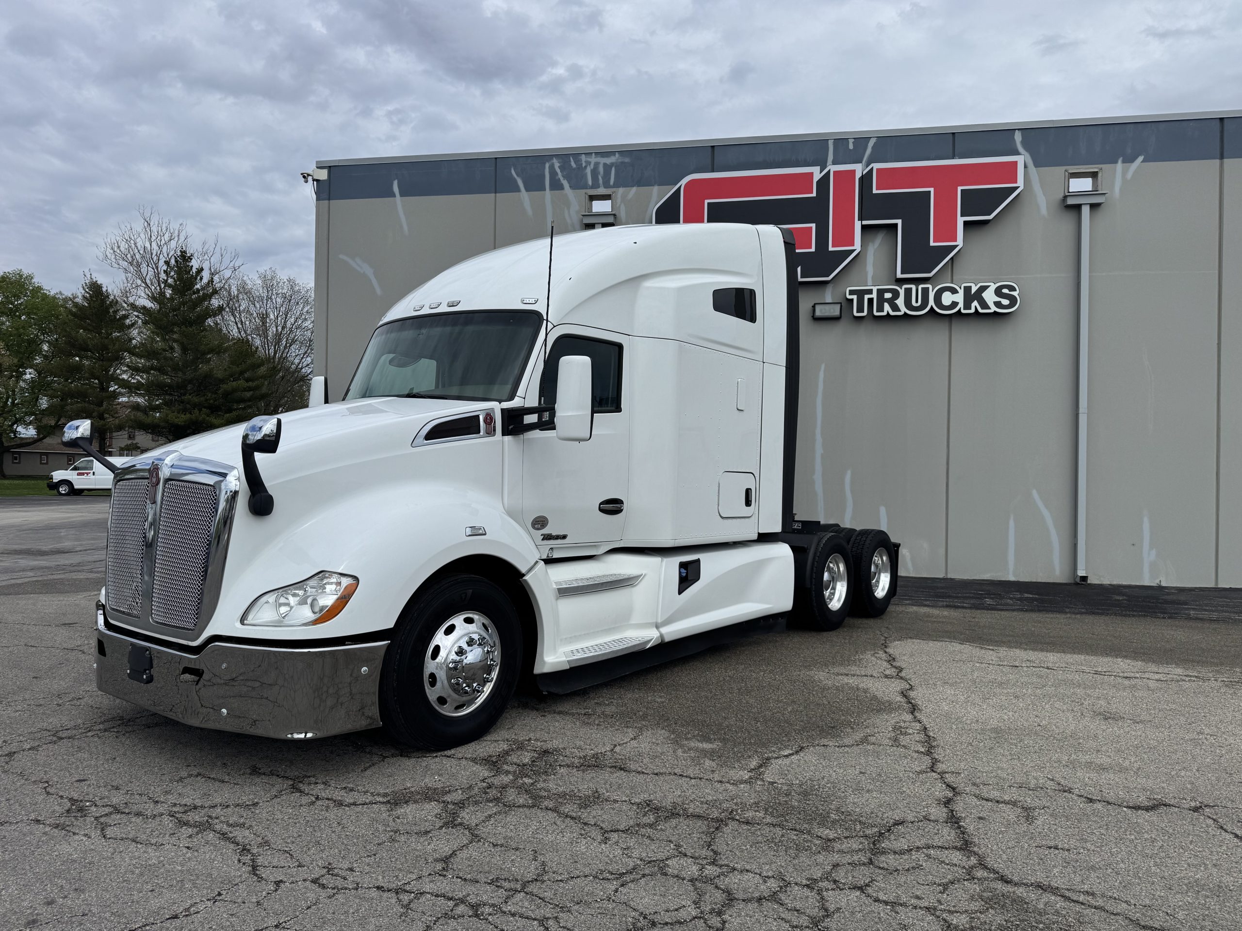 2019 KENWORTH T680 - image 1 of 6