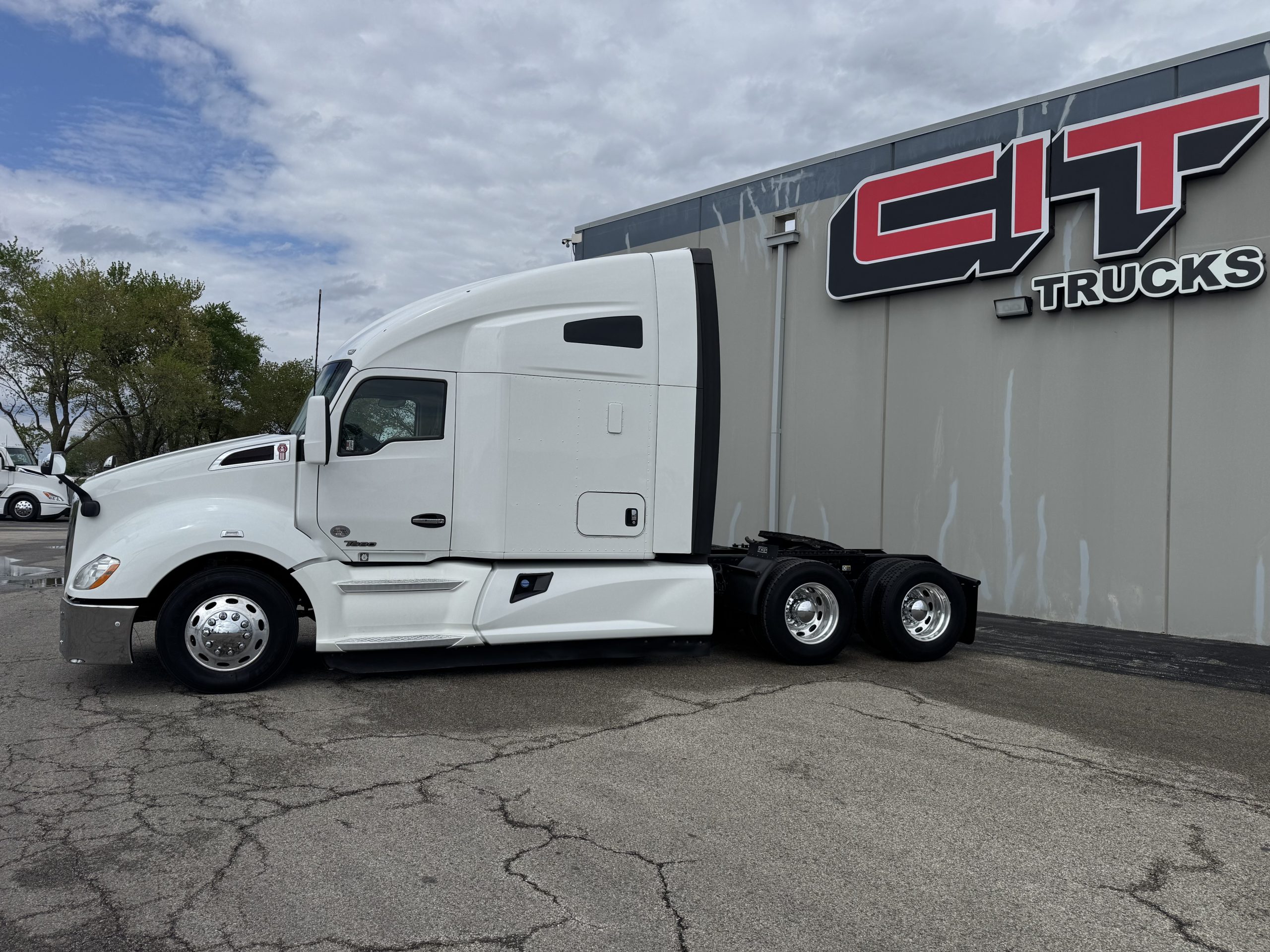 2019 KENWORTH T680 - image 2 of 6