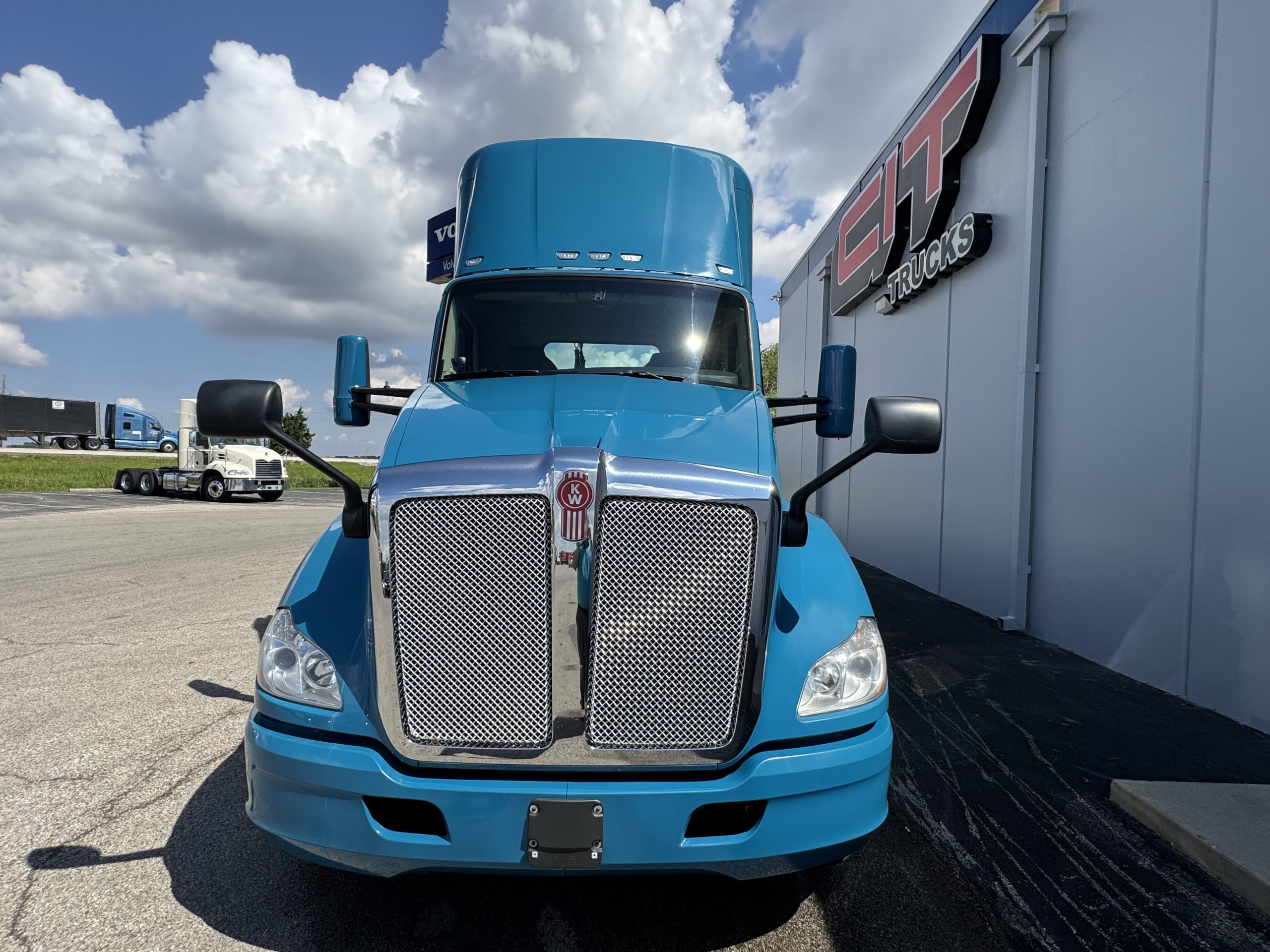 2020 KENWORTH T680 - image 2 of 6