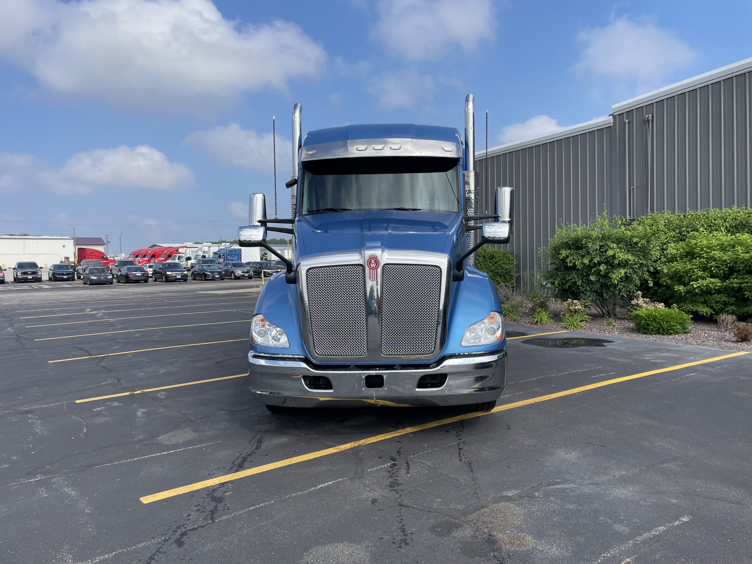 2022 KENWORTH T680 - image 2 of 6