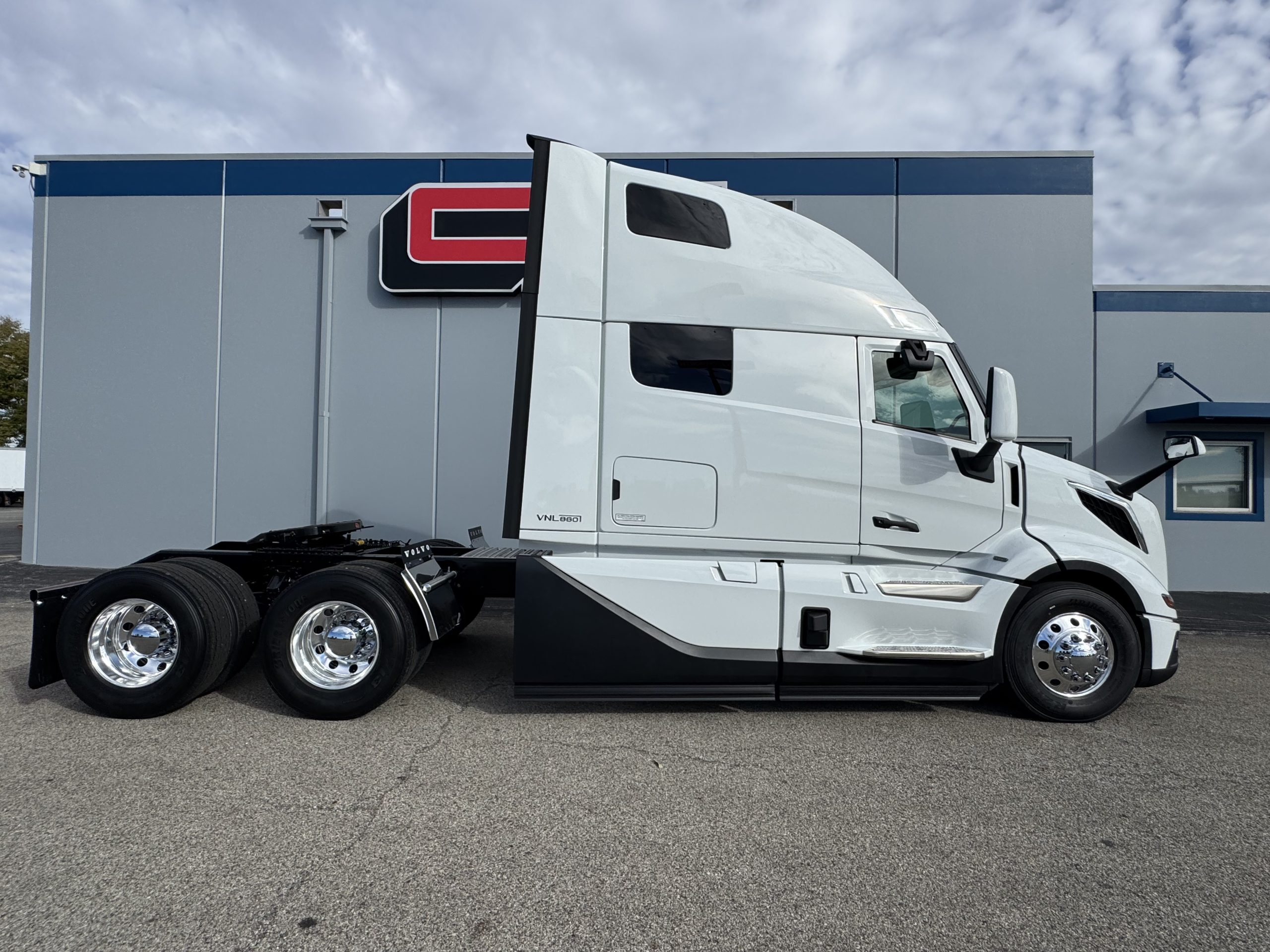 2026 VOLVO VNL860 - image 2 of 6