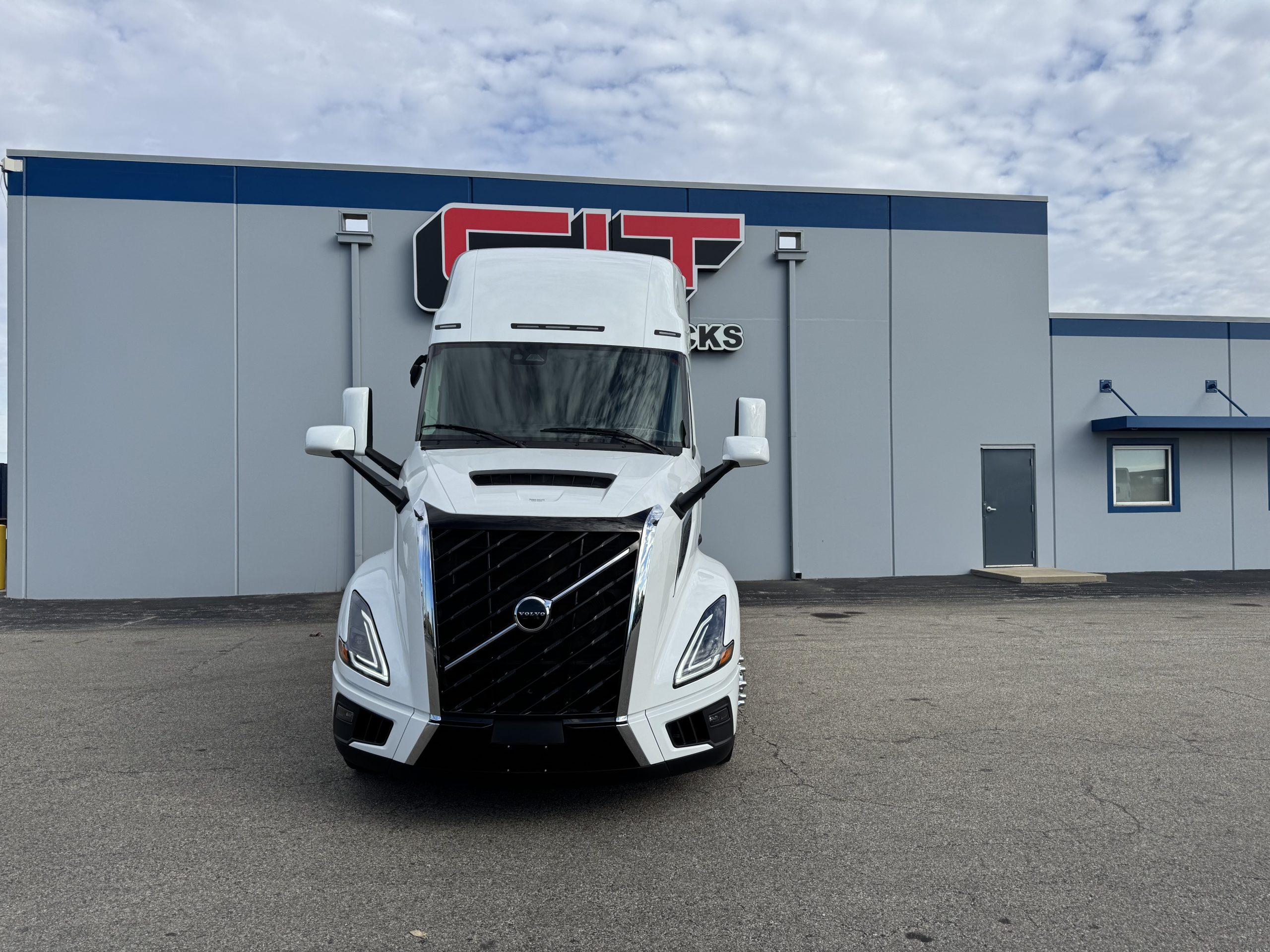 2026 VOLVO VNL860 - image 2 of 6