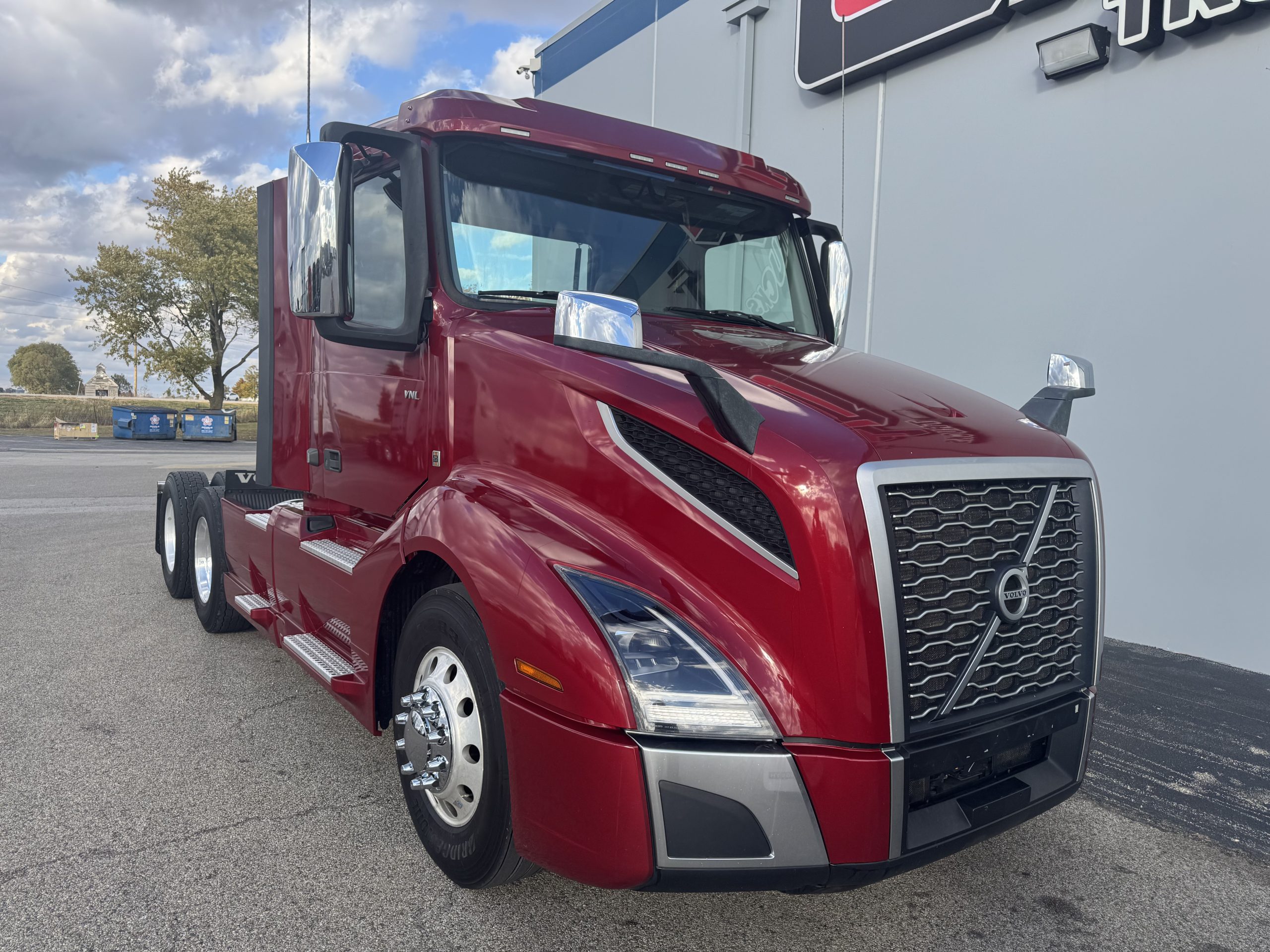 2022 VOLVO VNL300 - image 2 of 6