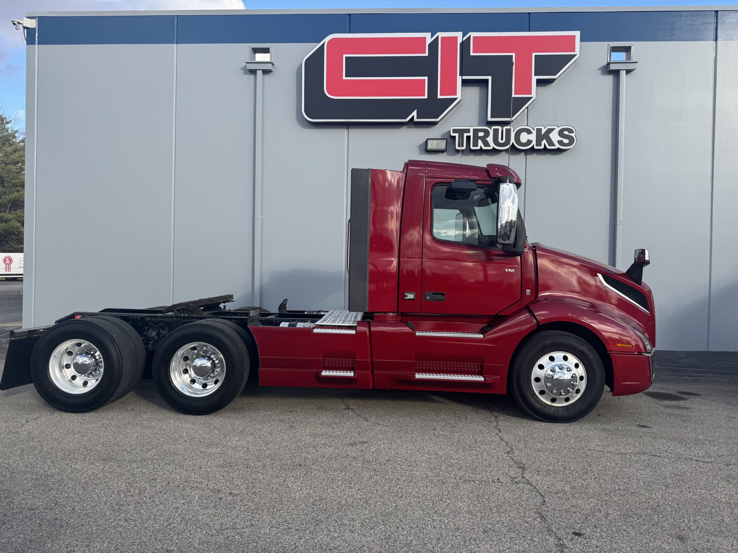 2022 VOLVO VNL300 - image 3 of 6