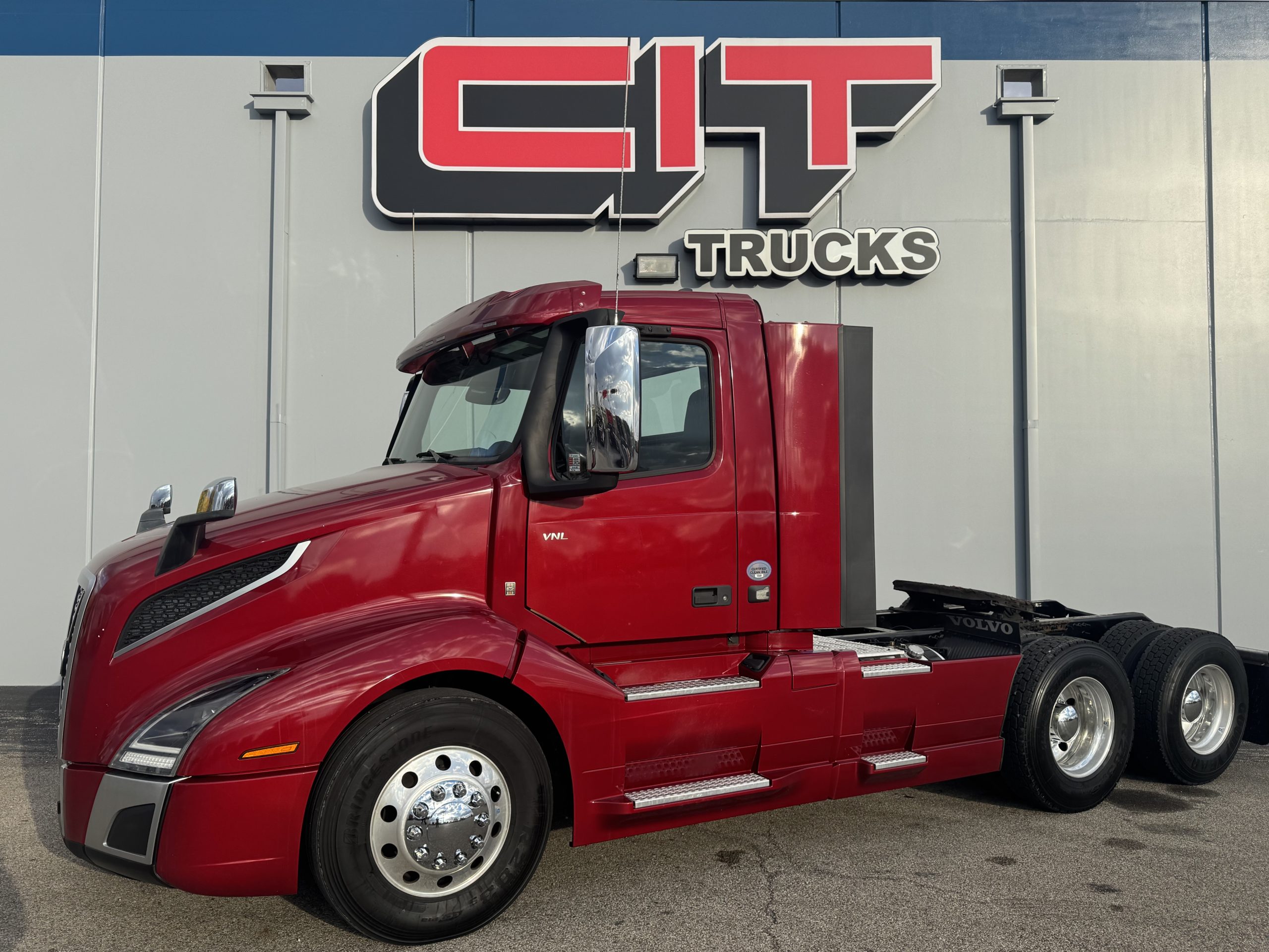 2022 VOLVO VNL300 - image 1 of 6