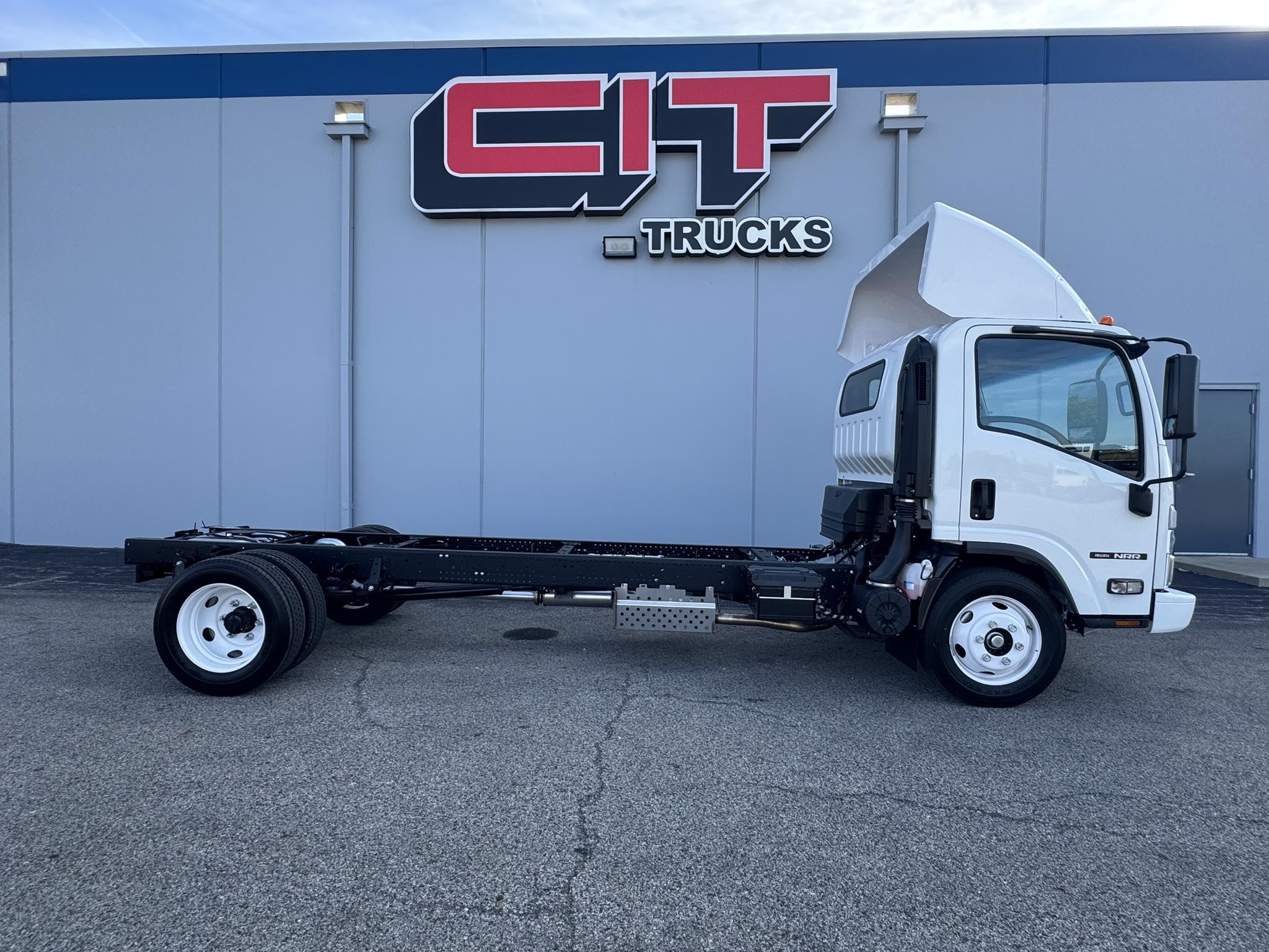 2025 ISUZU NRR - image 6 of 6