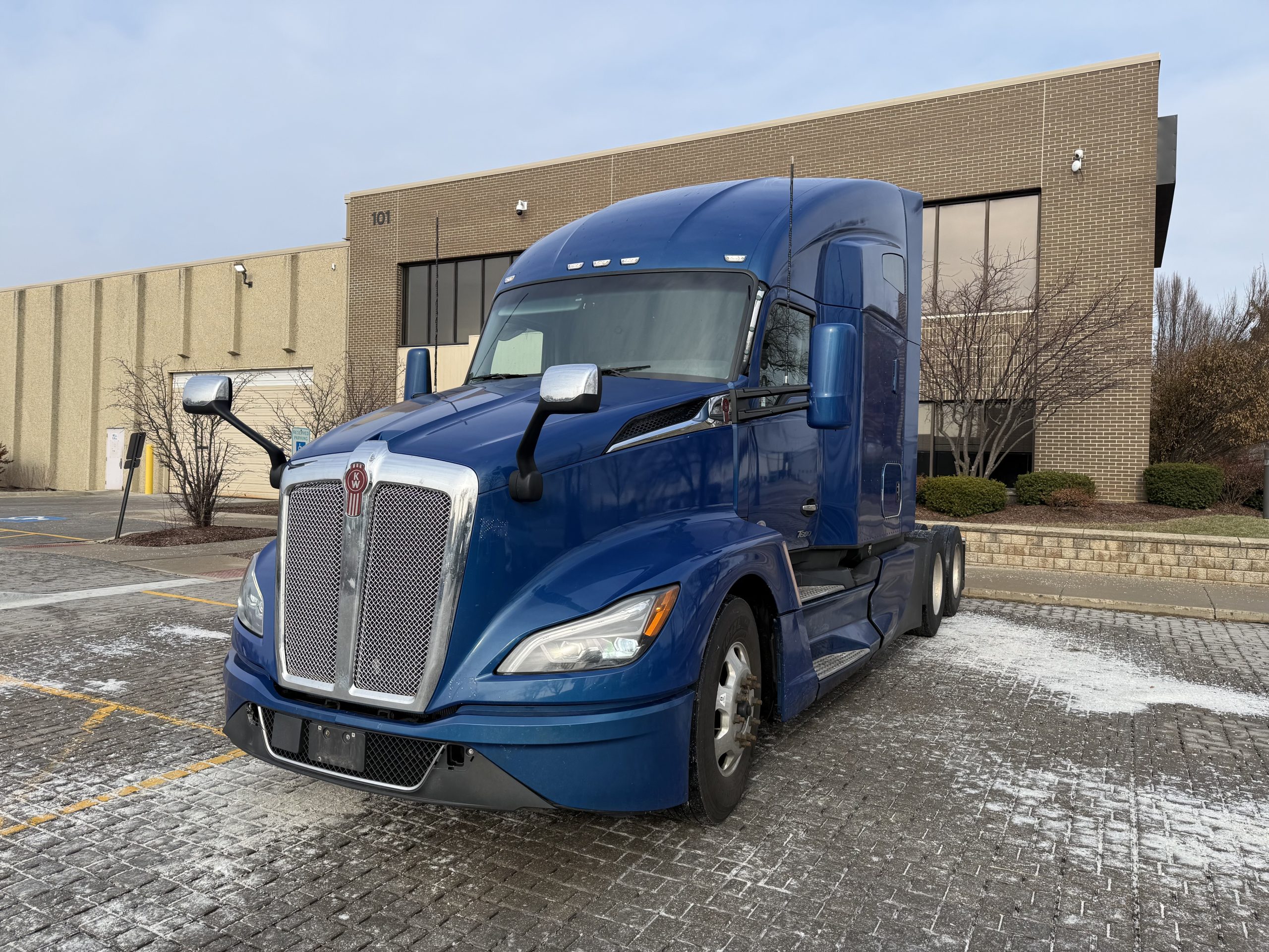 2022 KENWORTH T680 - image 1 of 6