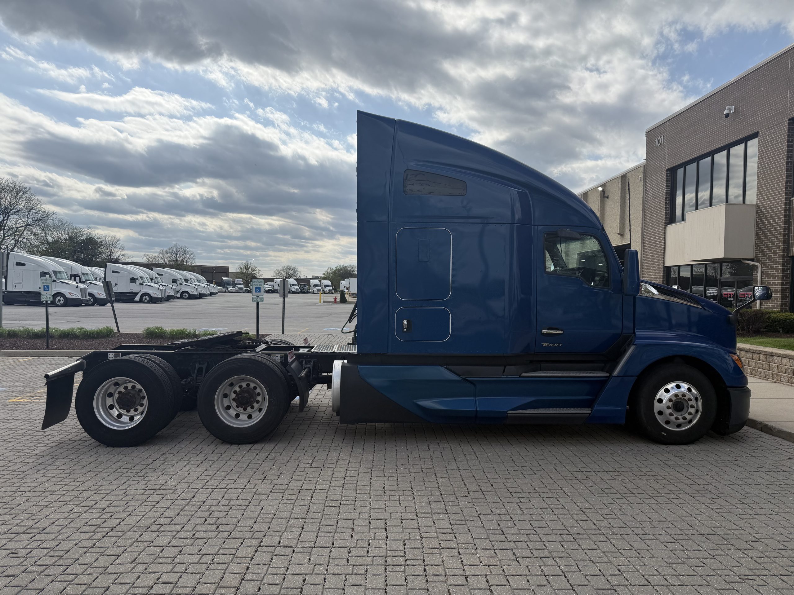 2022 KENWORTH T680 - image 4 of 6