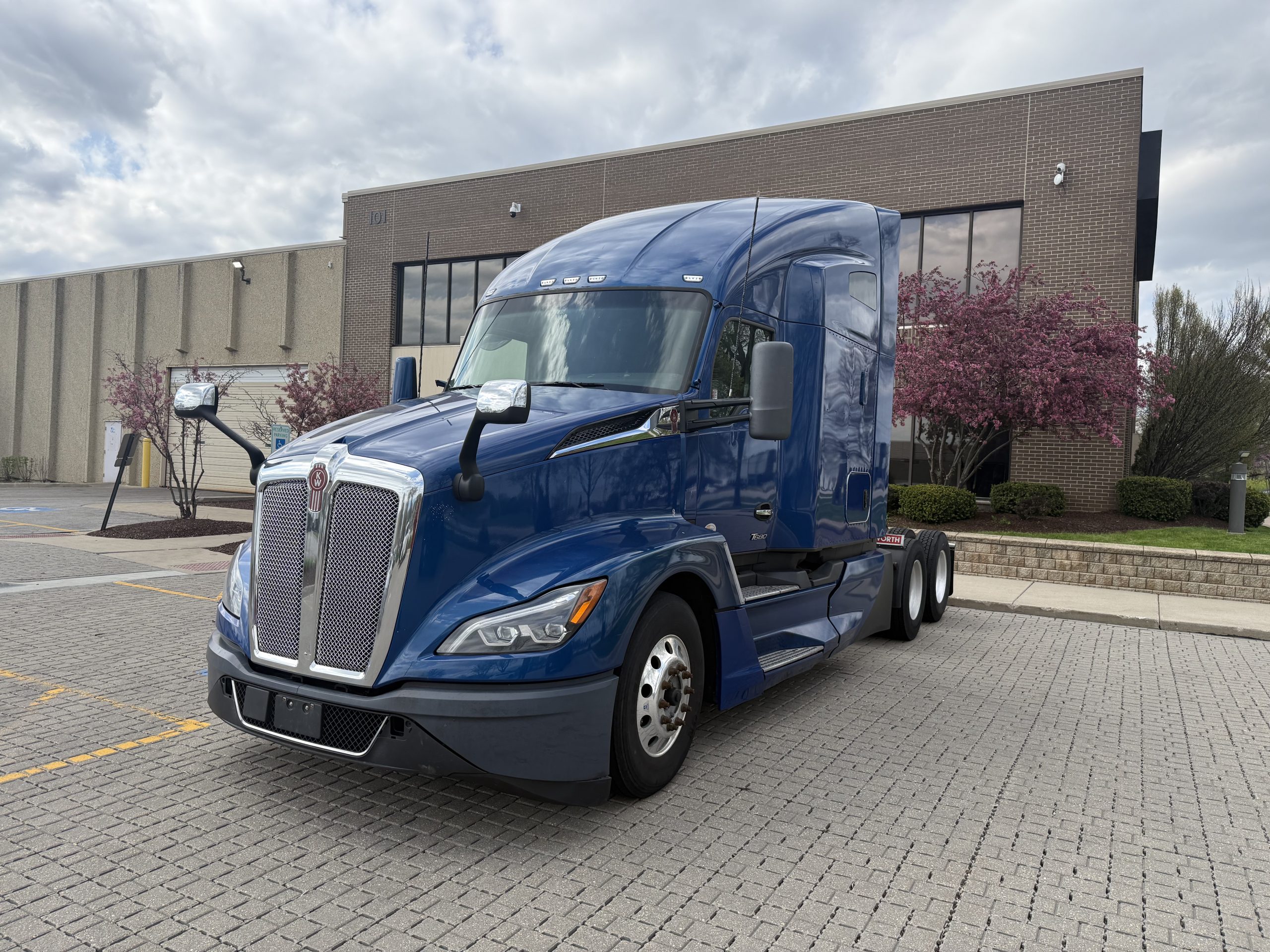 2022 KENWORTH T680 - image 1 of 6