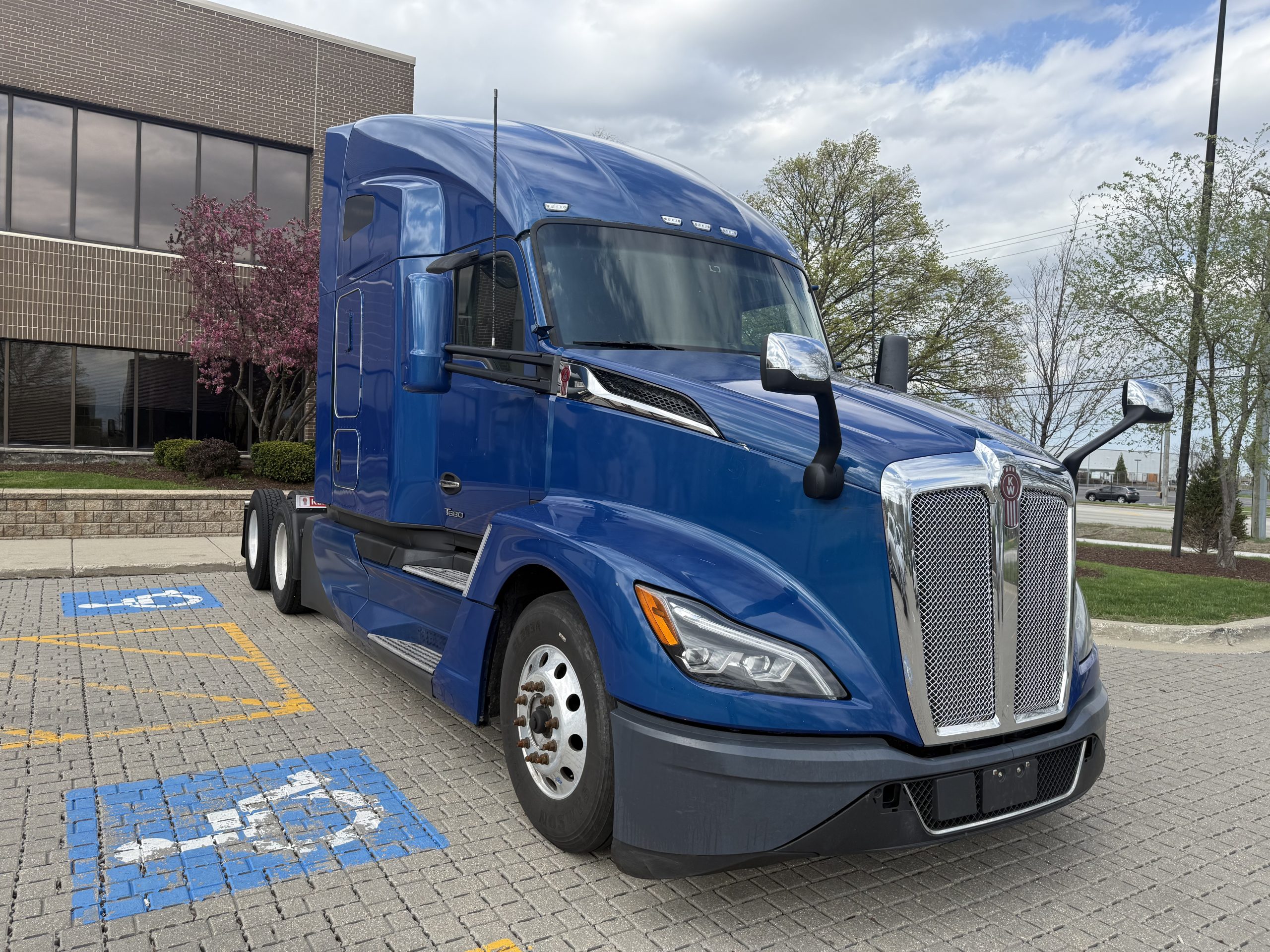 2022 KENWORTH T680 - image 3 of 6