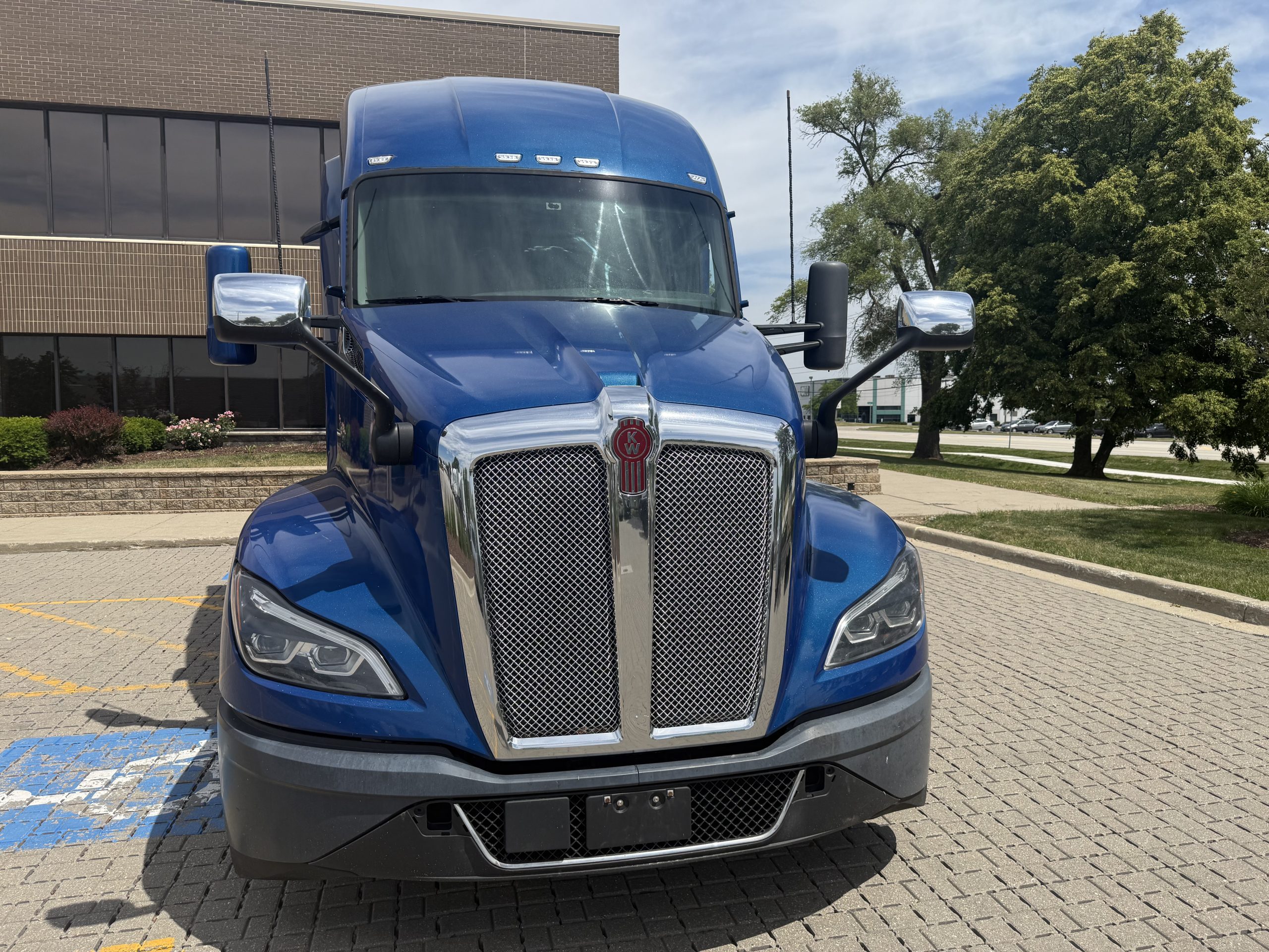 2022 KENWORTH T680 - image 2 of 6