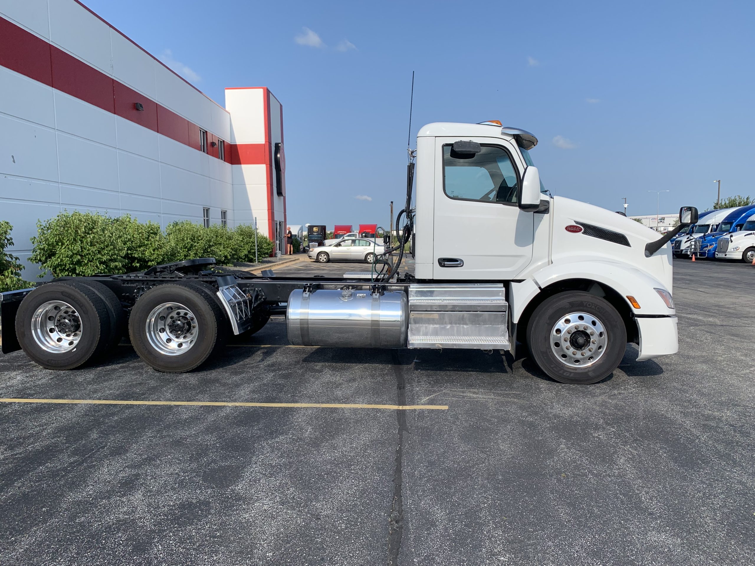 2023 PETERBILT 579 2023 PETERBILT 579 - image 4 of 6