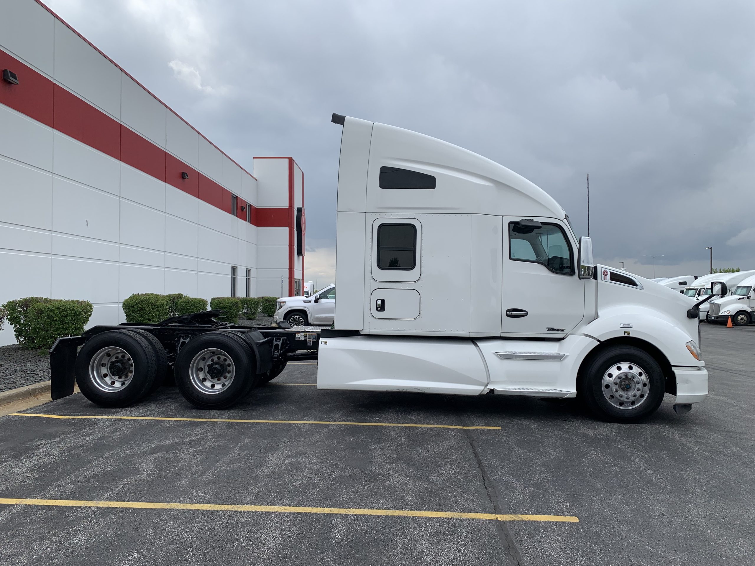 2022 KENWORTH T680 - image 4 of 6