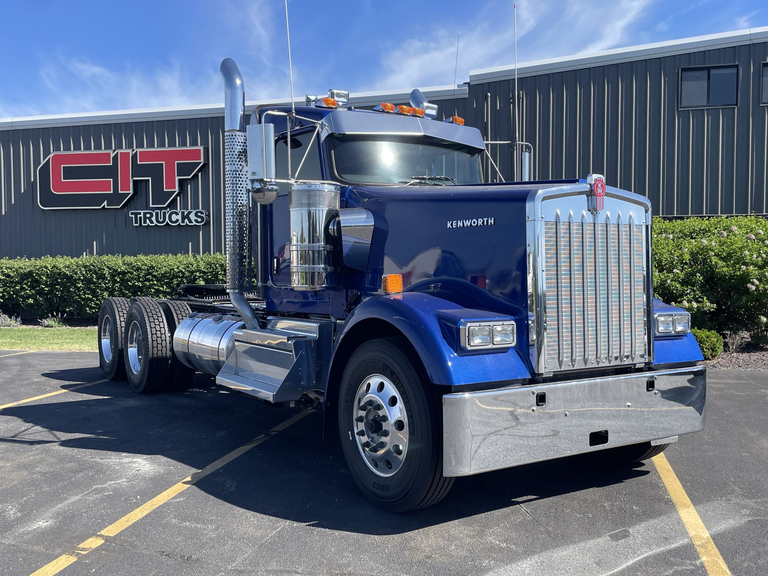 NEW 2027 KENWORTH W900L - image 3 of 6