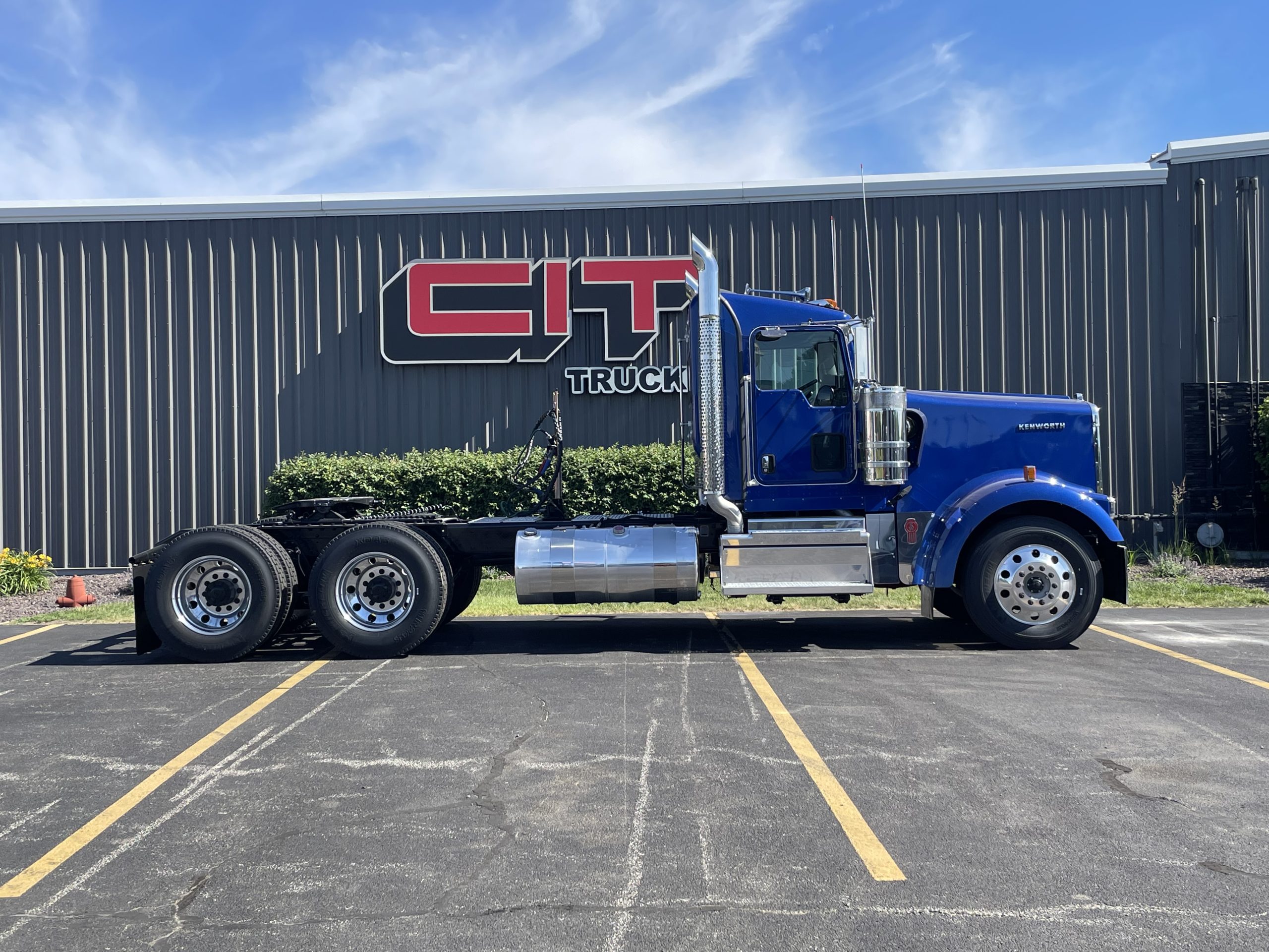 NEW 2027 KENWORTH W900L - image 4 of 6