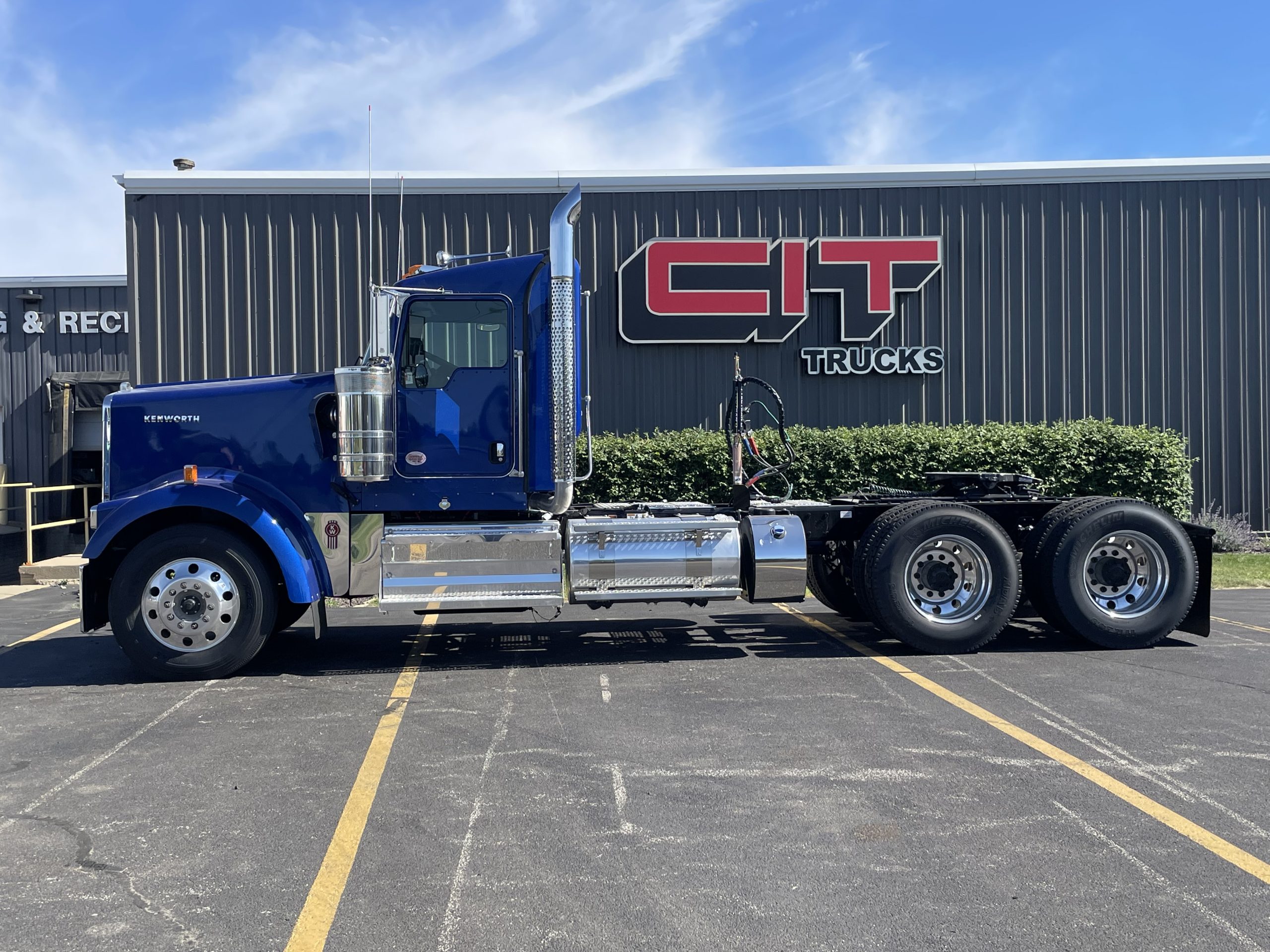 NEW 2027 KENWORTH W900L - image 5 of 6