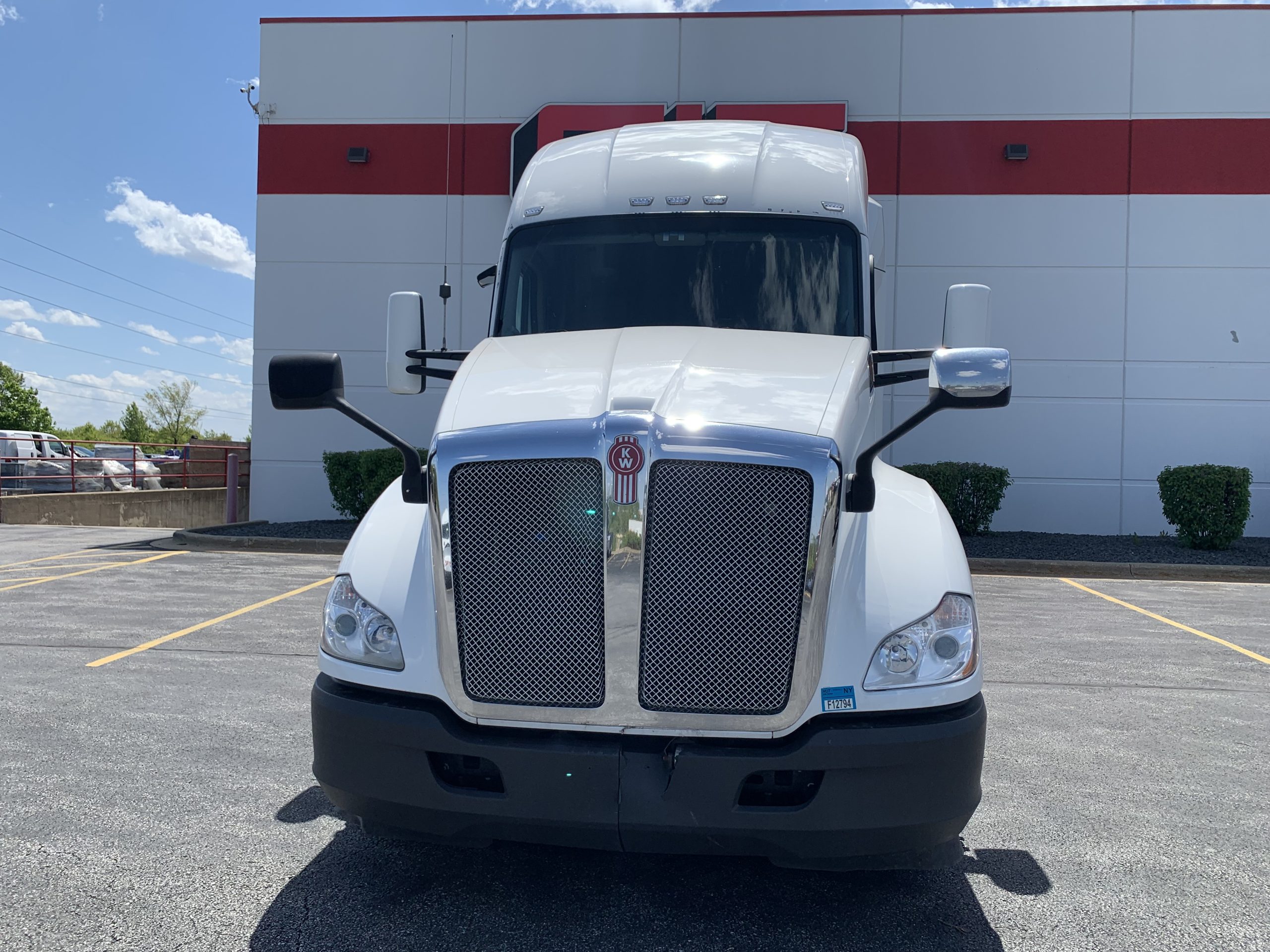 2022 KENWORTH T680 - image 2 of 6