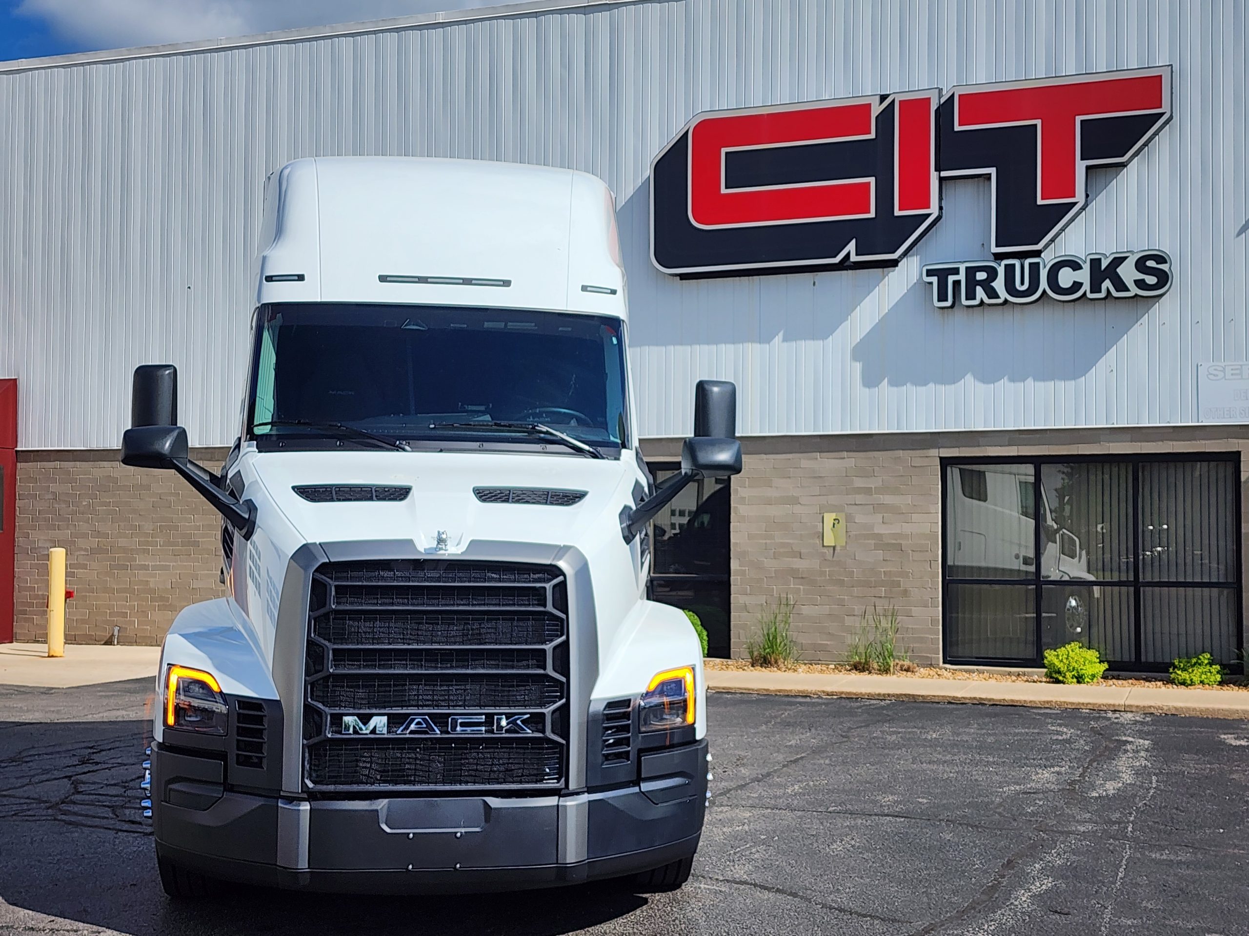 NEW 2027 MACK CXU NEW 2027 MACK CXU - image 2 of 6