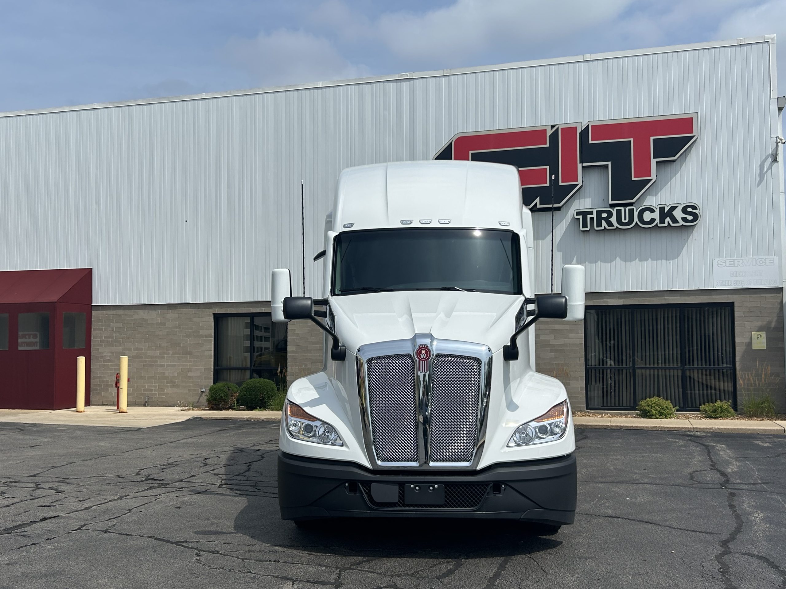 NEW 2027 KENWORTH T680 NEW 2027 KENWORTH T680 - image 2 of 6