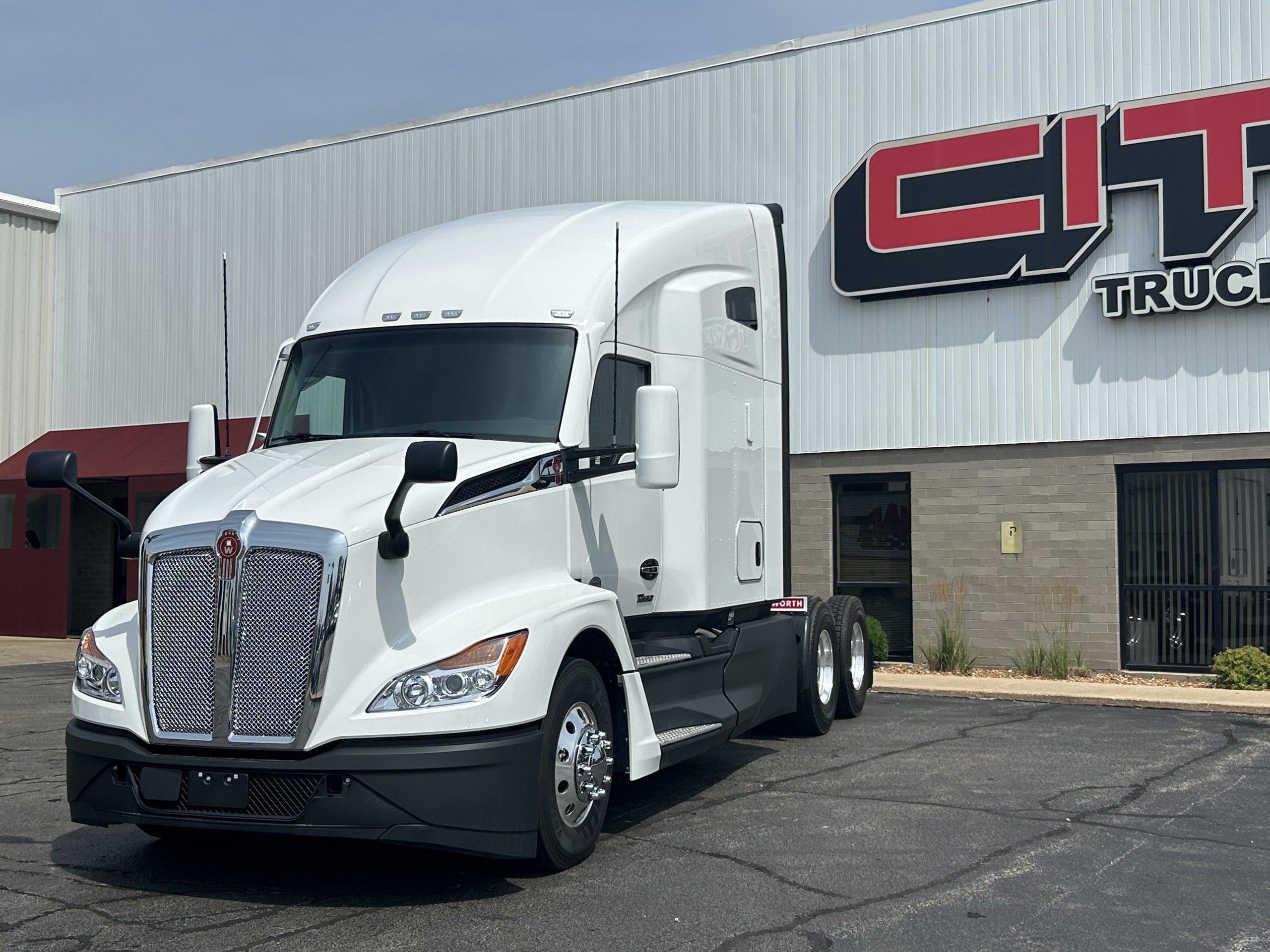 NEW 2027 KENWORTH T680 NEW 2027 KENWORTH T680 - image 1 of 6